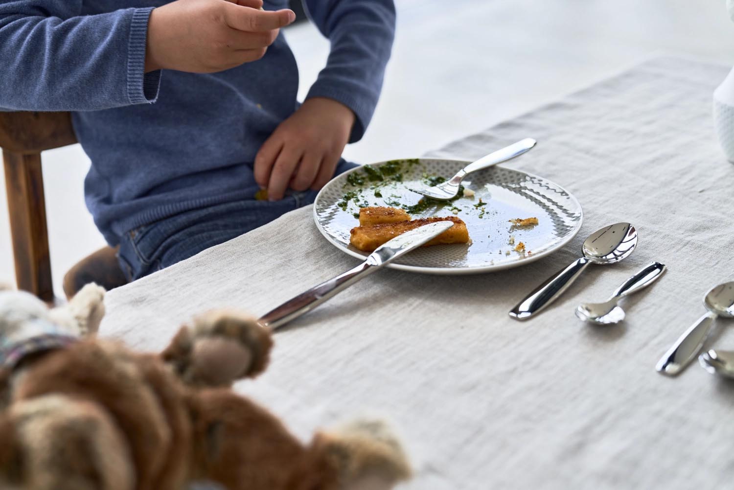 Das Zwilling Kinderbesteck Pila, 4-teilig, aus Edelstahl, ist perfekt für Kinderhände und überzeugt mit stilvollem, modernem Design.