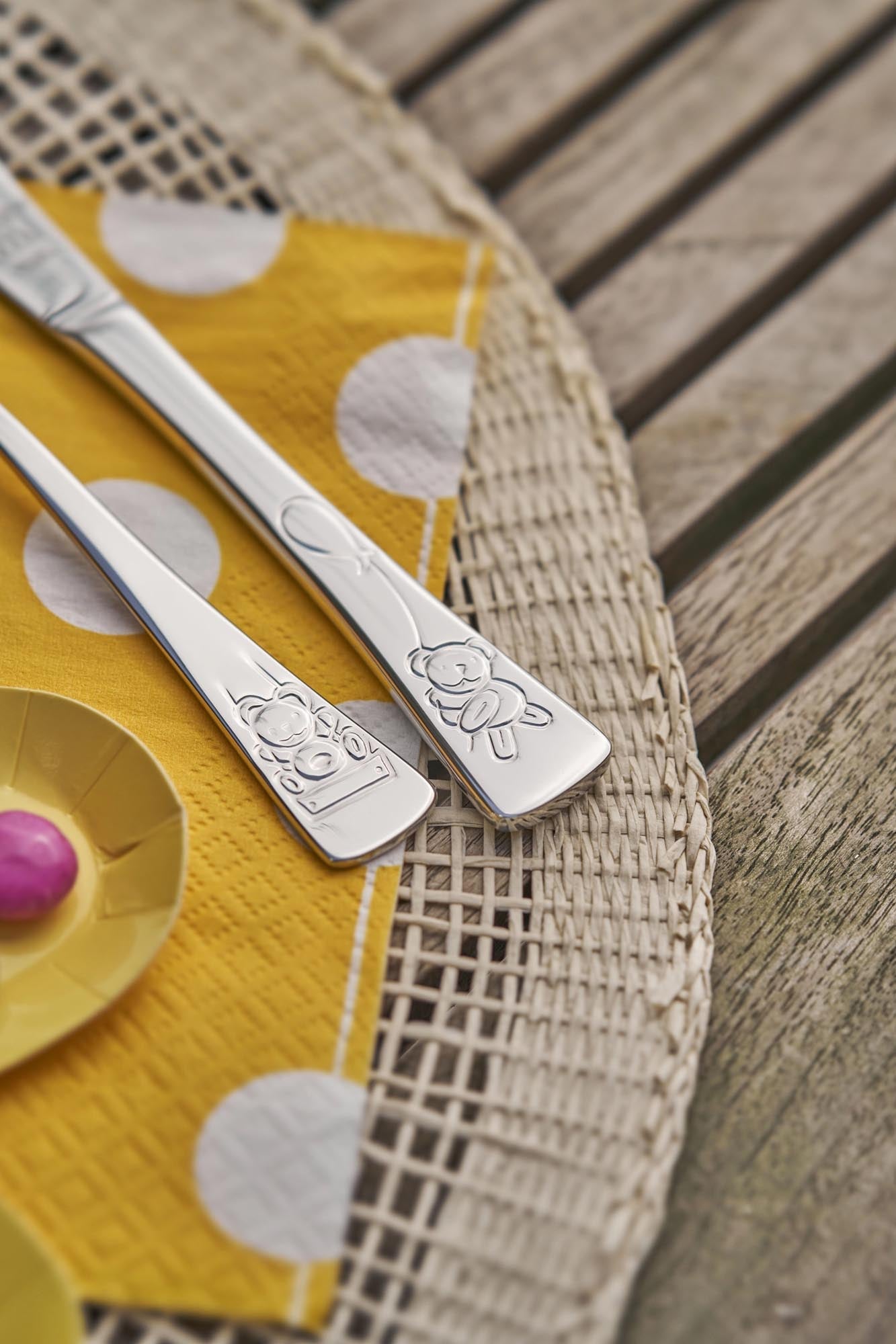 Das 4-teilige Kinderbesteck Teddy von Zwilling überzeugt mit ergonomischem Design und langlebiger Qualität für Kinder.