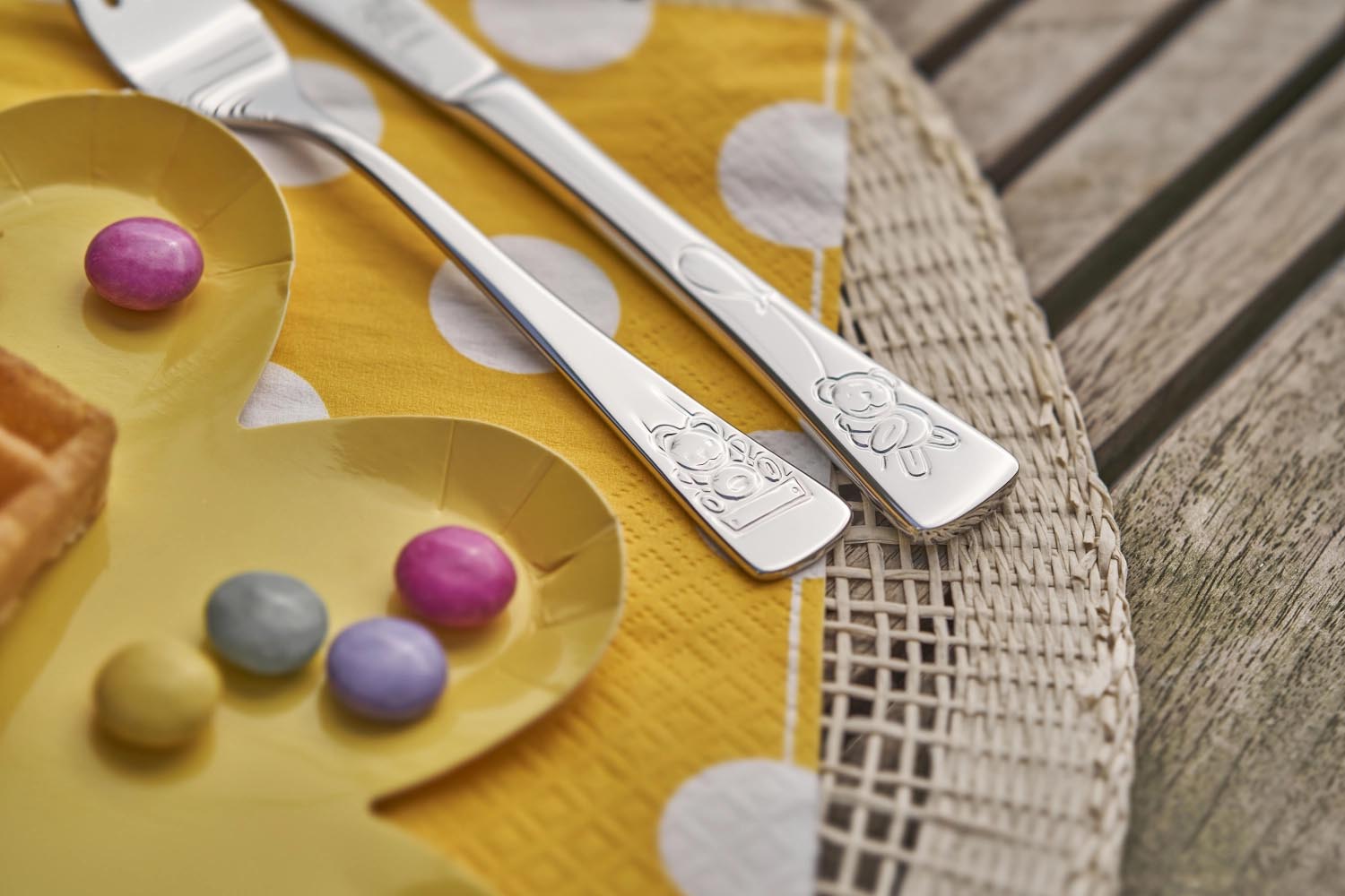 Das Zwilling Kinderbesteck Teddy, 4-teilig, bietet kindgerechtes Design, hohe Qualität und ergonomische Form für kleine Hände.