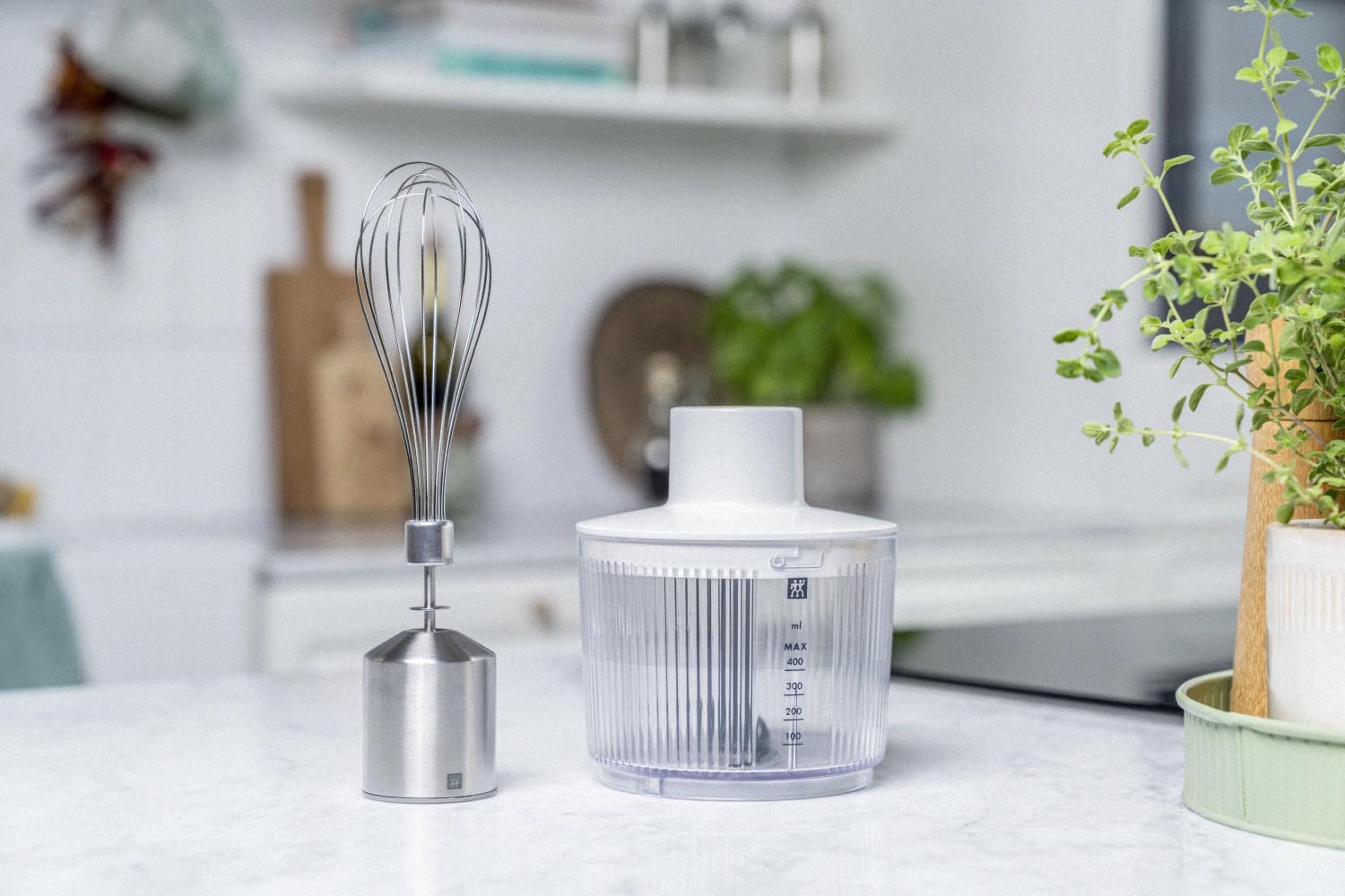 Kompakter Zwilling Enfinigy Häcksler in Weiss, ideal zum schnellen Zerkleinern und Mixen von Zutaten in der Küche.