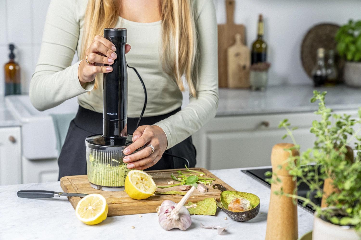 Der Zwilling Enfinigy Häcksler Schwarz kombiniert stilvolles Design mit starker Leistung für effizientes Zerkleinern in der Küche.