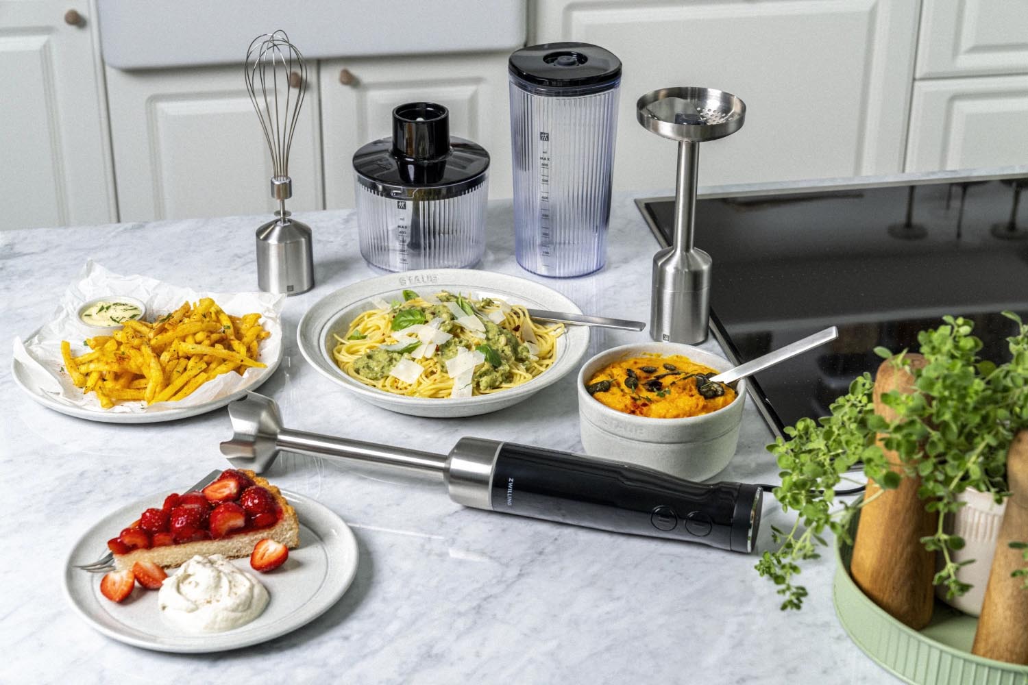 Der Zwilling Enfinigy Häcksler Schwarz kombiniert stilvolles Design mit starker Leistung für effizientes Zerkleinern in der Küche.