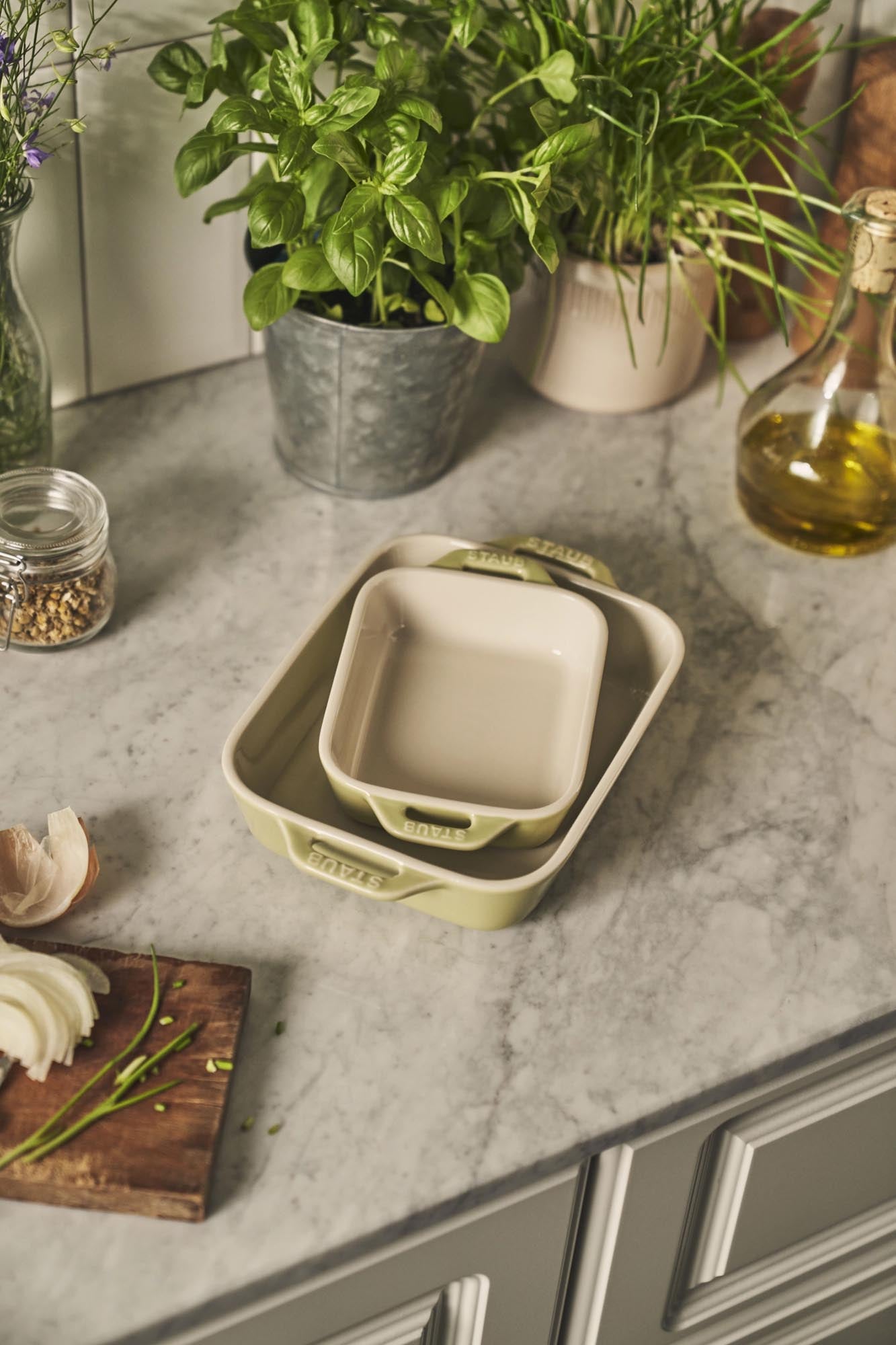 Elegantes 2-teiliges Keramik-Ofenformset von Staub in Hellgrün, ideal für stilvolles Backen und Servieren, Grössen: 14x11 & 20x16 cm.