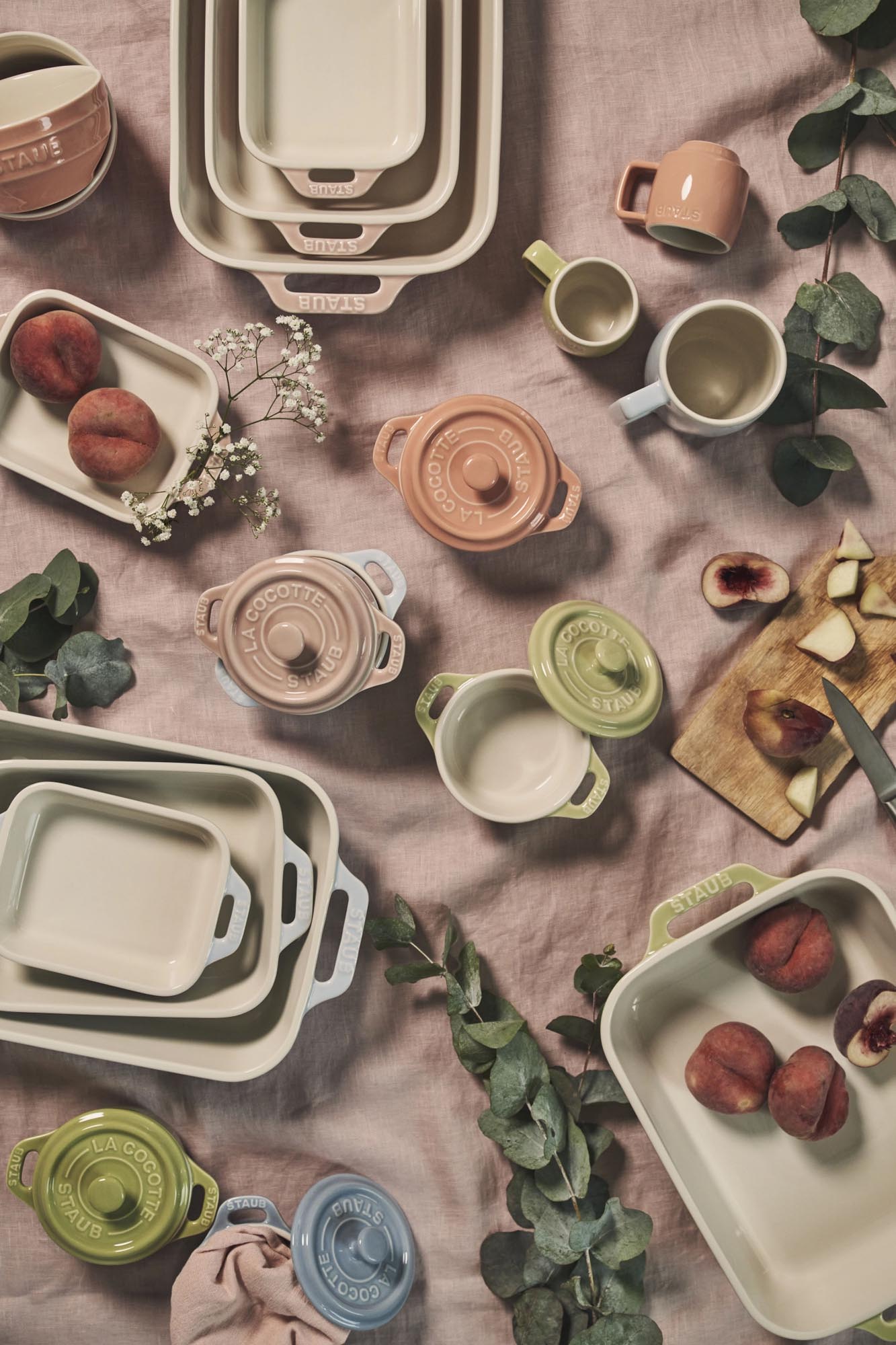 Elegantes 2-teiliges Keramik-Ofenformset von Staub in Hellblau, ideal für Backen und Servieren, Masse: 20x16 cm und 27x20 cm.