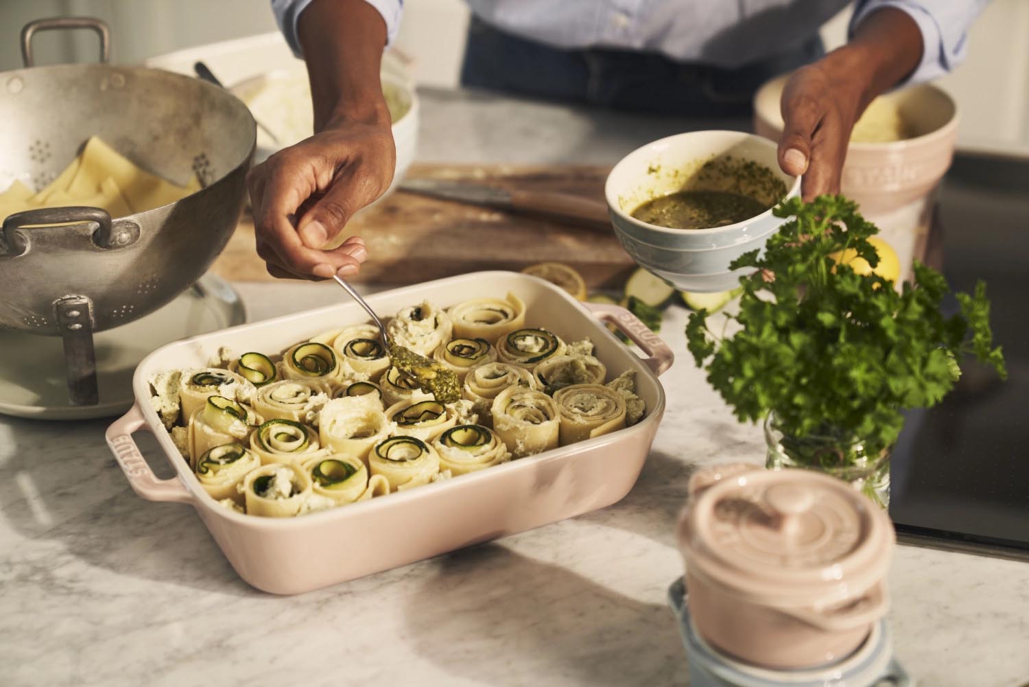 Elegantes 2-teiliges Ofenformset aus Keramik in sanftem Rosa, ideal für Backen und Servieren, Masse: 20x16 cm & 27x20 cm.