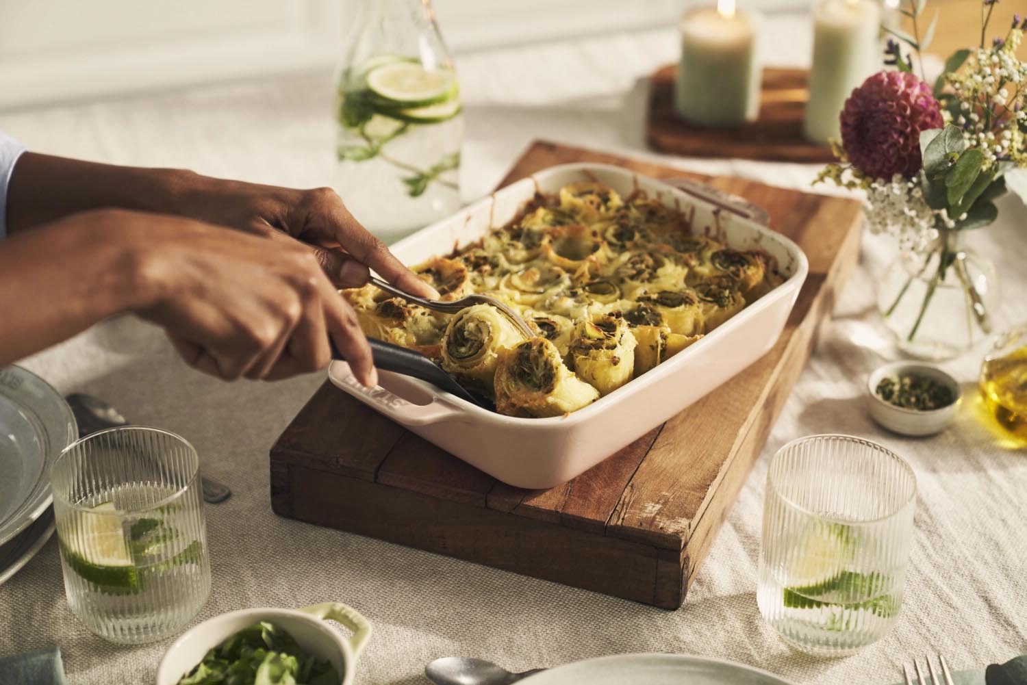 Elegantes 2-teiliges Ofenformset aus Keramik in sanftem Rosa, ideal für Backen und Servieren, Grössen: 20x16 cm und 27x20 cm.