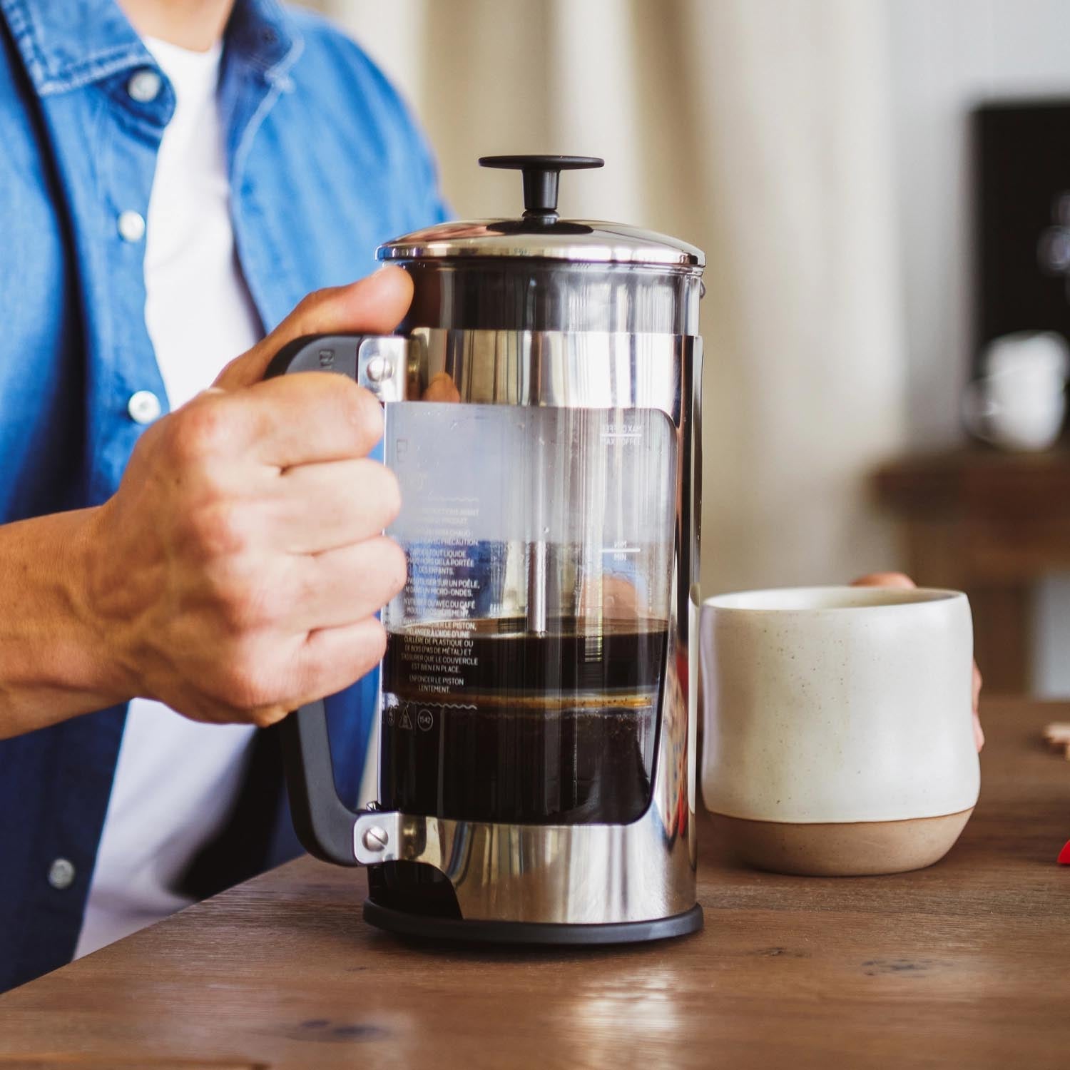 Die Espro P5 French Press, 946ml, glänzend, kombiniert stilvolles Design mit innovativem Filtersystem für aromatischen Kaffee.
