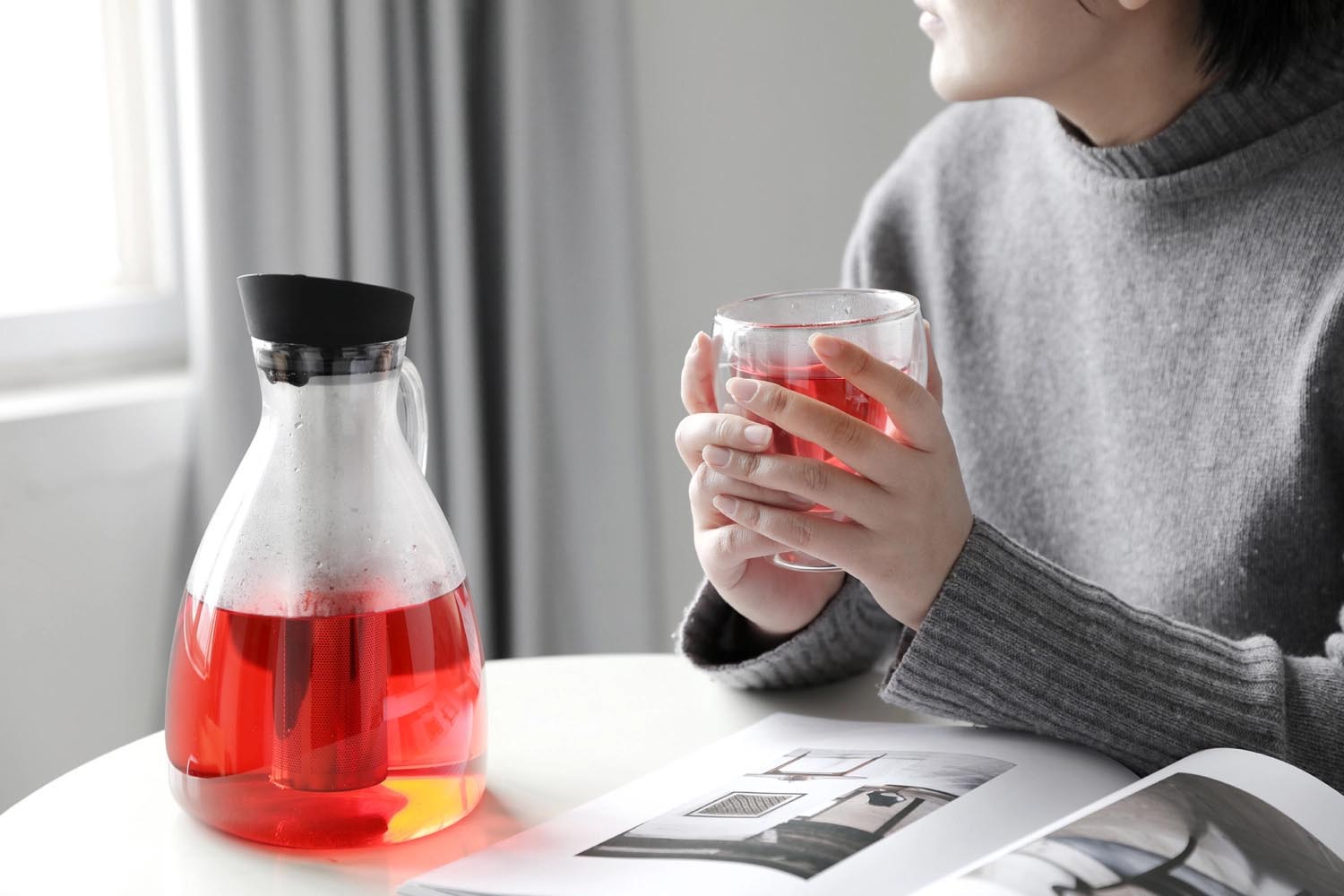 Elegante 2L Infusionskaraffe aus robustem Borosilikatglas von Viva, perfekt für Eistee und aromatische Getränke.