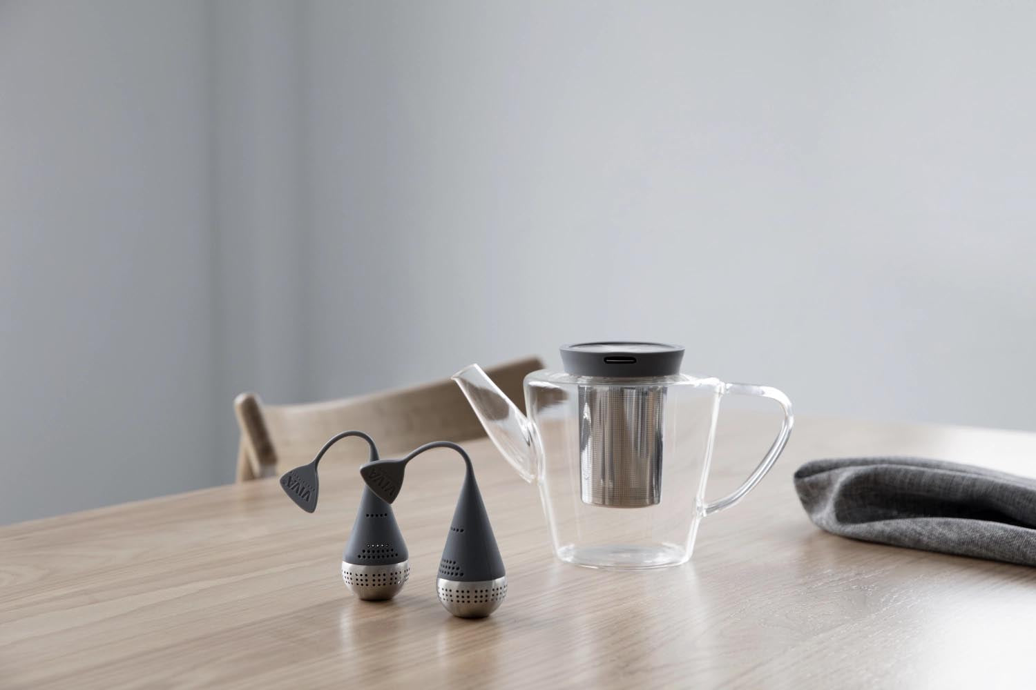 Graues Teesieb von Viva, 4 cm Durchmesser, 16 cm hoch. Perfekt für losen Tee, stilvolles Design für optimalen Teegenuss.