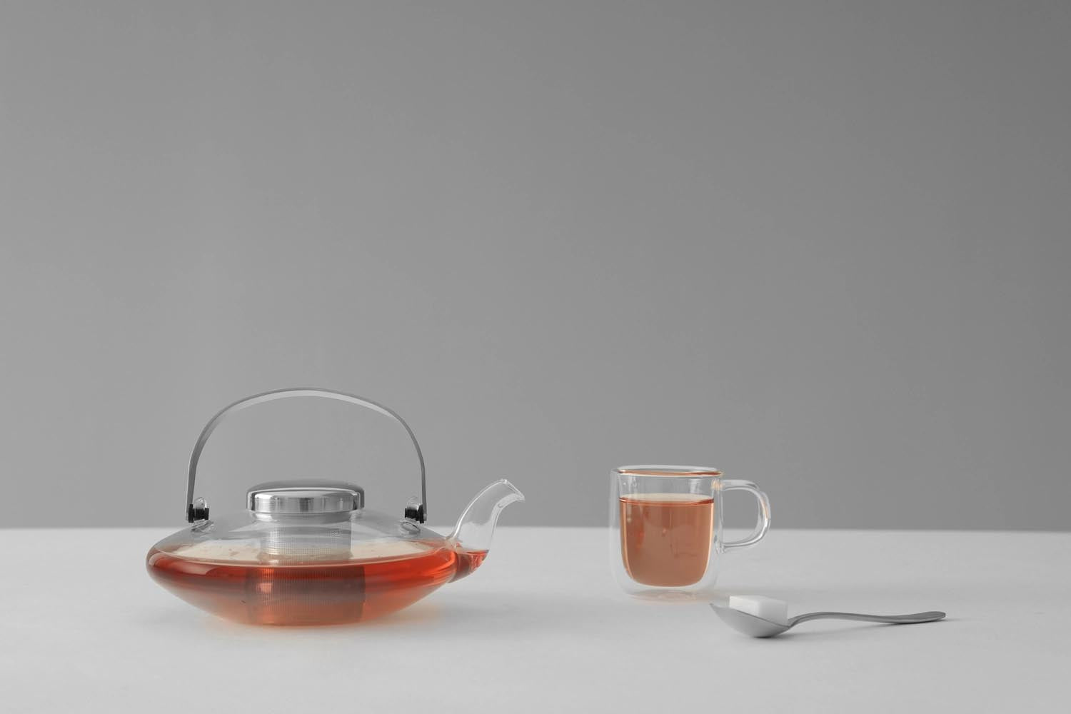 Infusion Leaf Teekrug 0.55l Glas in Transparent präsentiert im Onlineshop von KAQTU Design AG. Krug ist von Viva