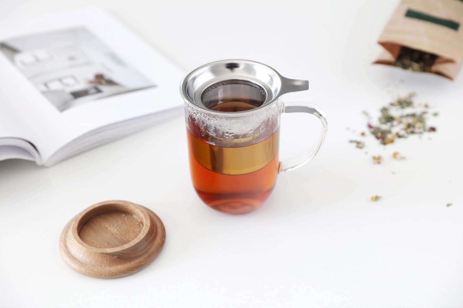 Moderne 500ml Teetasse aus hitzebeständigem Glas mit praktischem Sieb. Ideal für Teeliebhaber, die Stil und Funktionalität schätzen.