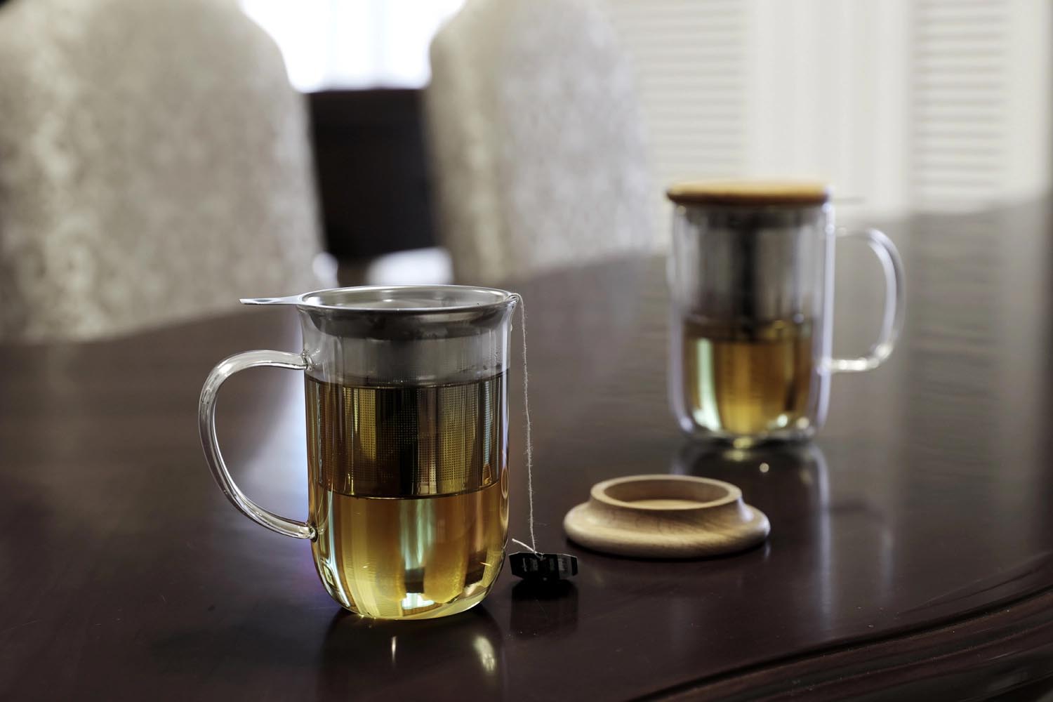 Elegante 500ml Teetasse aus robustem Glas mit integriertem Sieb. Perfekt für stilvolle Teegenüsse und einfache Zubereitung.