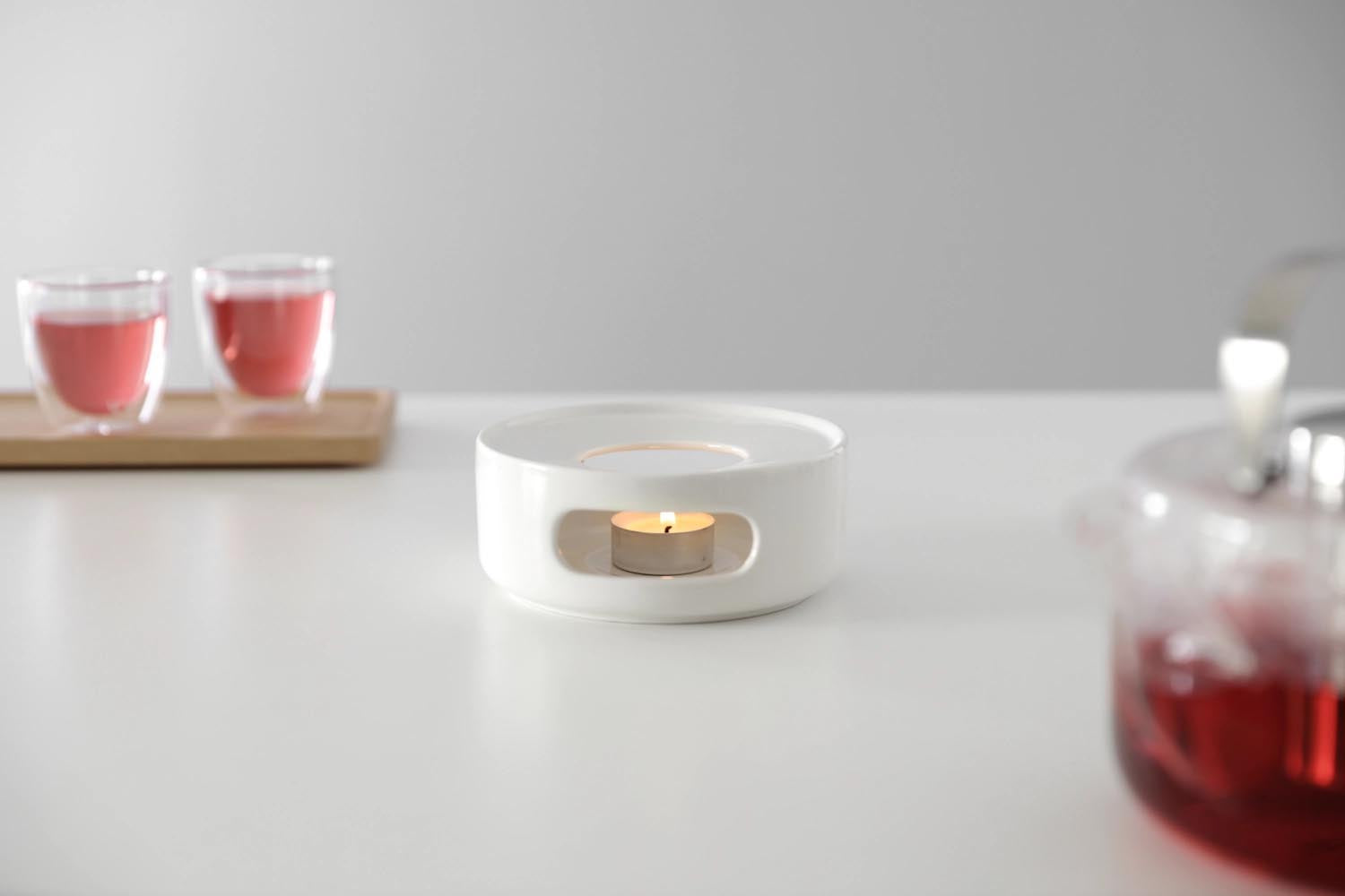 Elegantes Teestövchen aus weissem Porzellan, 14 cm breit, 5,6 cm hoch, minimalistisches Design, ideal für stilvollen Teegenuss.