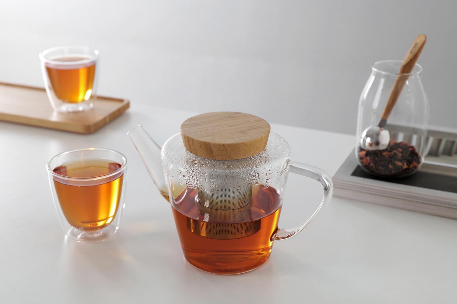 Moderner Teekrug aus hitzebeständigem Borosilikatglas, 1L, mit stilvollem Holzdeckel. Perfekt für Teeliebhaber.