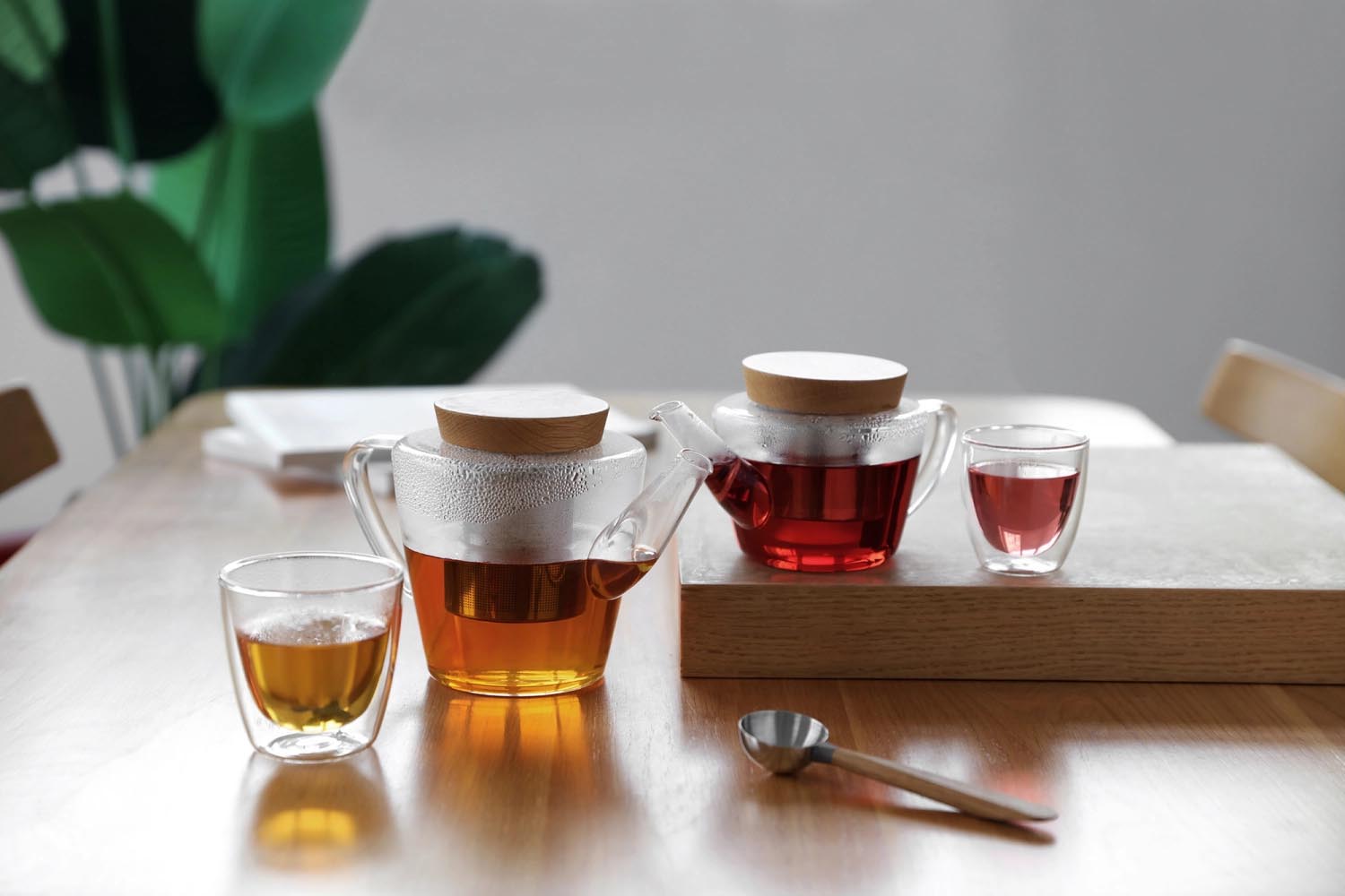 Moderner Teekrug aus hitzebeständigem Borosilikatglas, 1L, mit edlem Holzdeckel. Perfekt für genussvolle Teemomente.