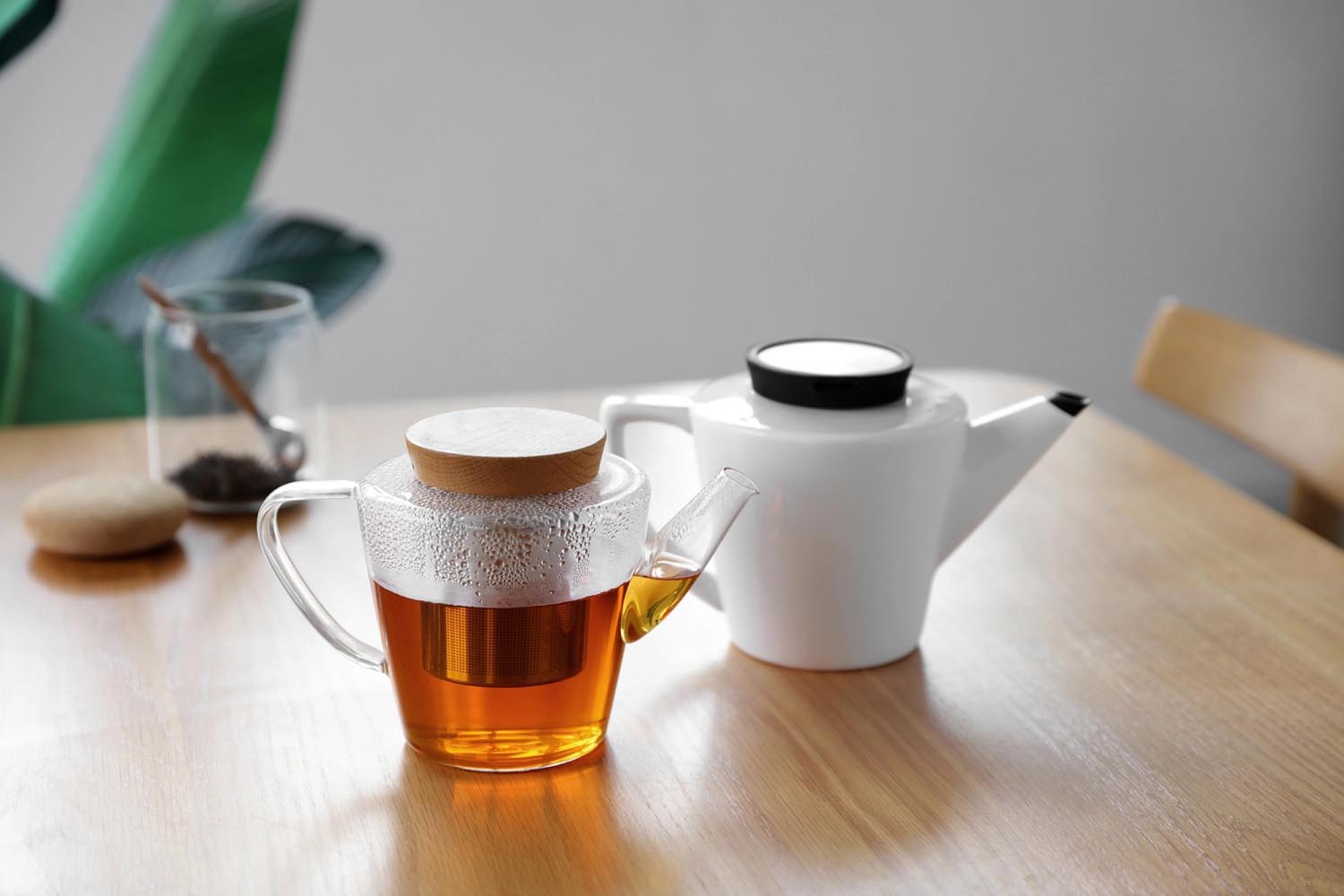 Eleganter Teekrug aus robustem Borosilikatglas, 1L, mit stilvollem Holzdeckel. Ideal für entspannte Teegenüsse.