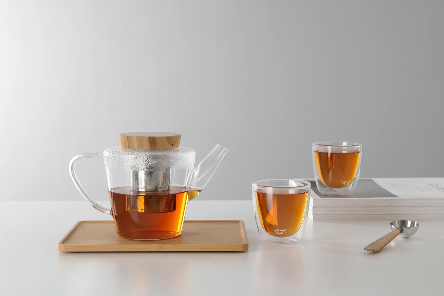 Eleganter Teekrug aus Borosilikatglas, 1L, mit Holzdeckel. Ideal für stilvollen Teegenuss und modernes Design.