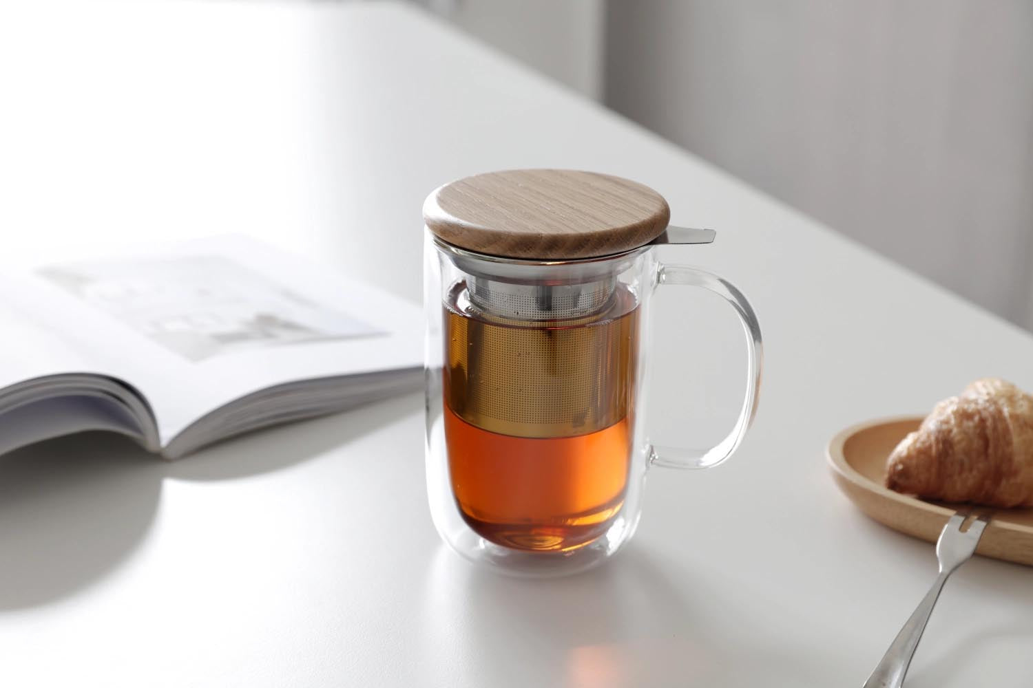 Stilvolle 500ml doppelwandige Teetasse mit Infuser von Viva, ideal für warmen Teegenuss und modernes Design.