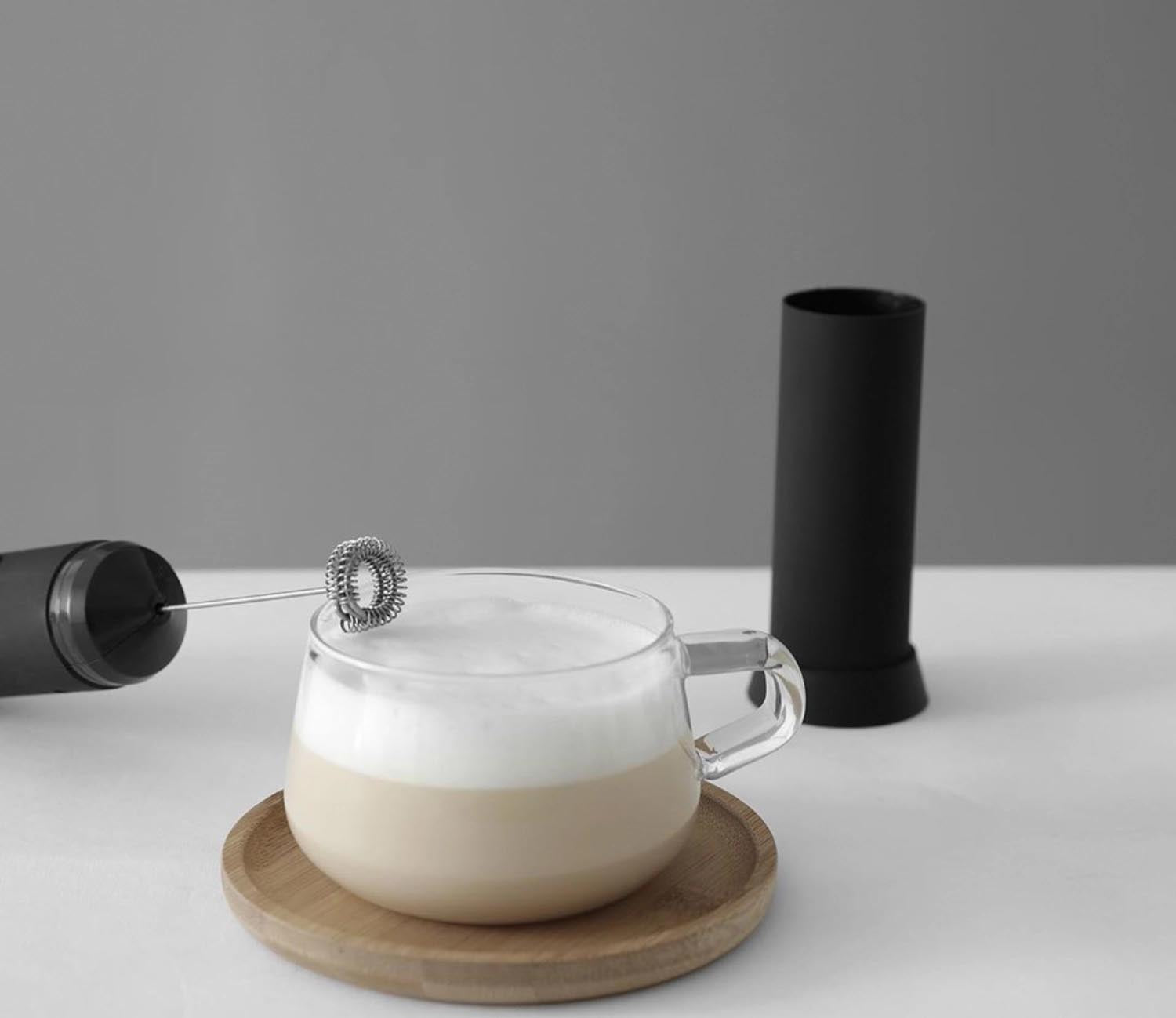 Stilvolle 250ml Tasse mit Bambus-Untersetzer, perfekt für Büro oder Zuhause. Viva Design für eleganten Kaffeegenuss.