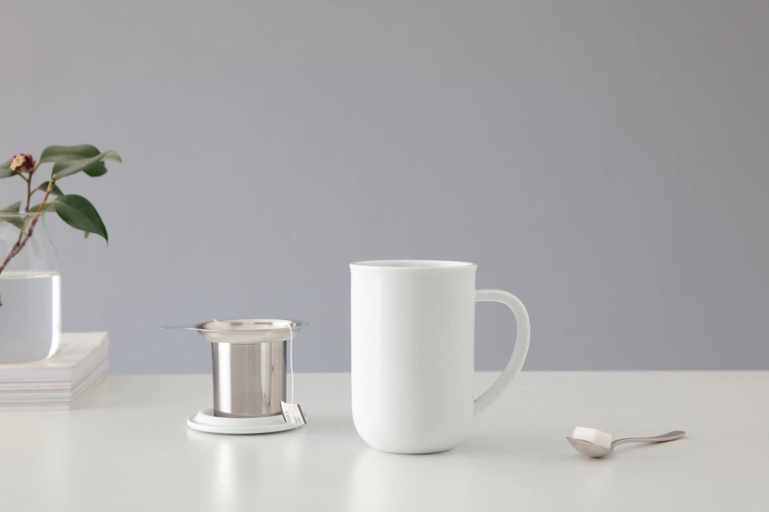 Stilvolle weisse Porzellan-Teetasse, 500ml, 14cm hoch, von Viva. Ideal für Teeliebhaber und modernes Design.