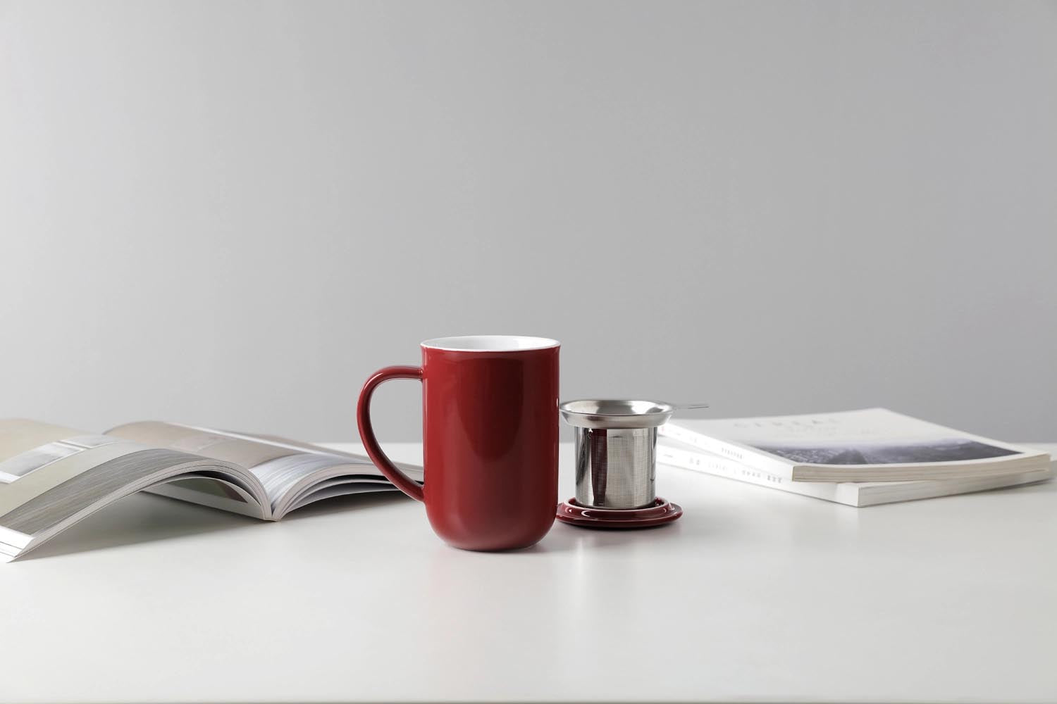 Elegante Teetasse aus Porzellan, 500ml, 14cm hoch, in Cranberry-Rot. Viva Minima Balance, ideal für stilvollen Teegenuss.