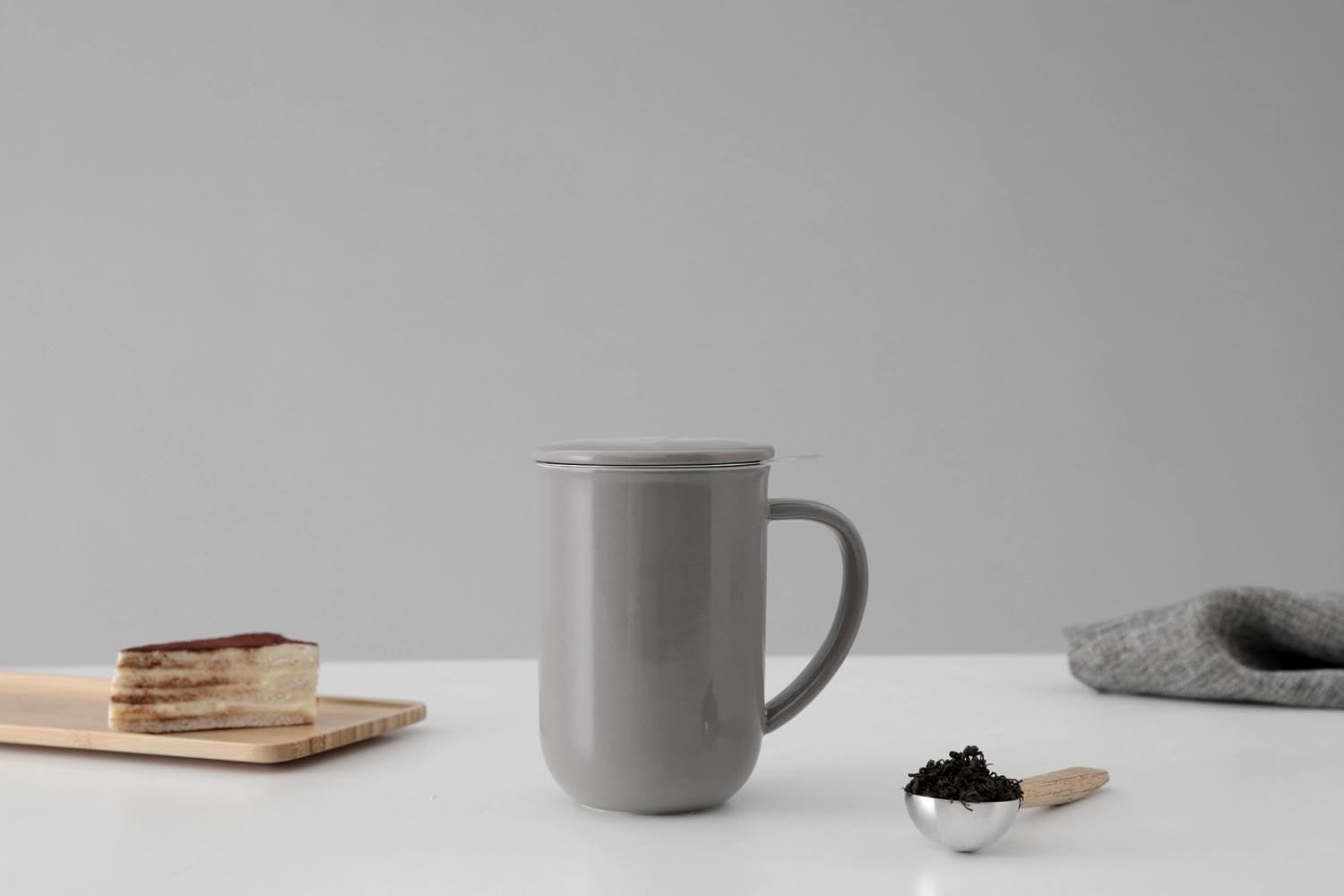Elegante graue Teetasse aus feinem Porzellan, 500ml, 14cm hoch, perfekt für stilvolle Teemomente und zeitgemäßes Design.