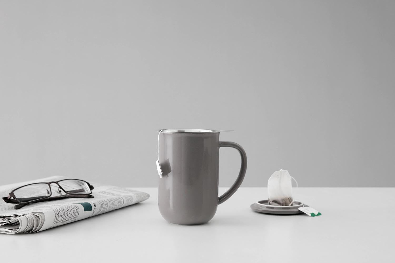 Schlichte graue Teetasse aus hochwertigem Porzellan, 500ml, 14cm hoch, ideal für entspannte Teestunden und modernes Ambiente.