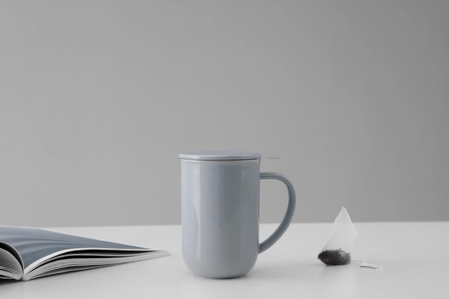 Stilvolle Teetasse aus hochwertigem blaugrauem Porzellan, 500ml Volumen, 14cm hoch, ideal für modernen Teegenuss und elegantes Design.