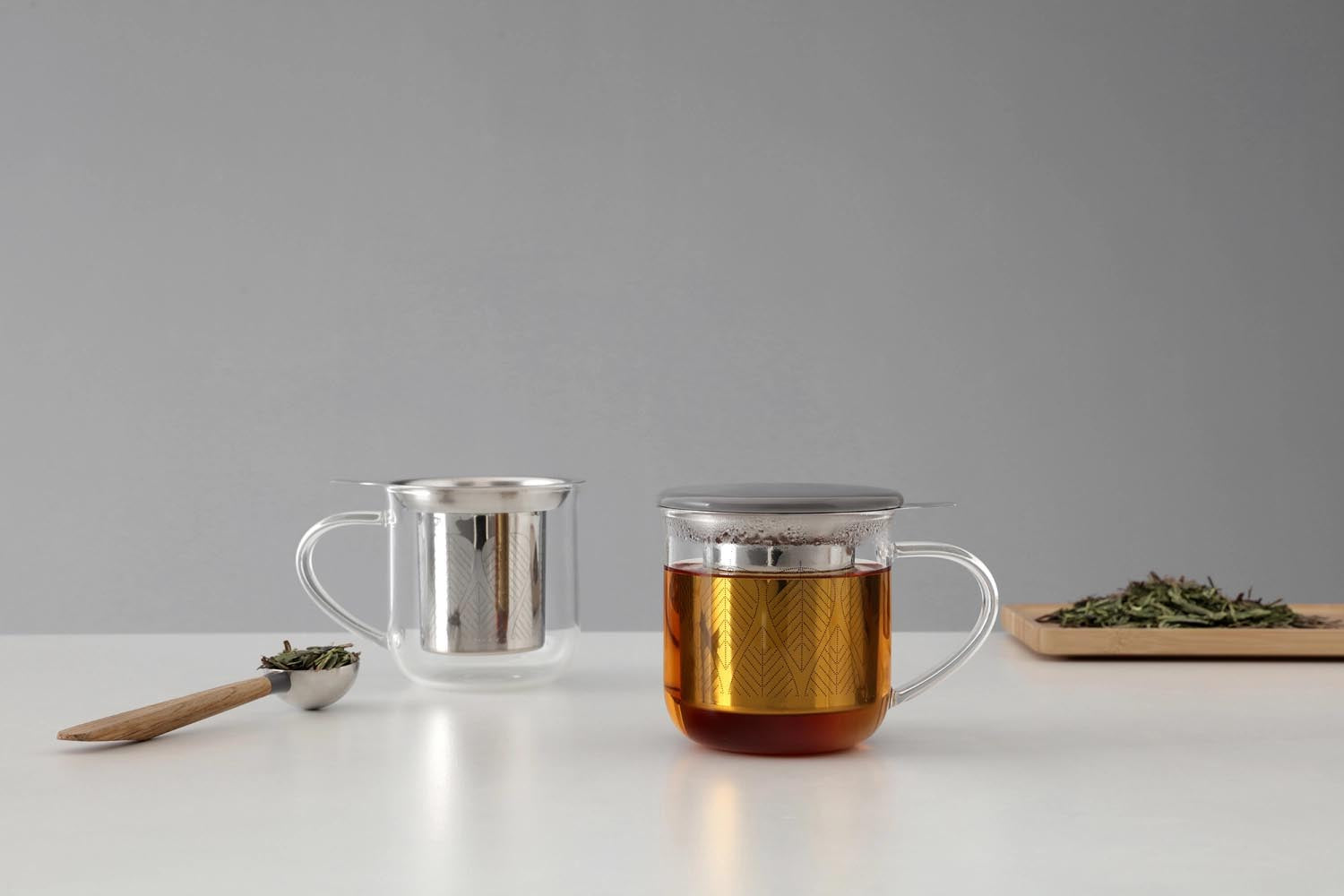 Stilvolle 400ml Teetasse aus grauem Borosilikatglas mit integriertem Infuser. Perfekt für den eleganten Teegenuss.