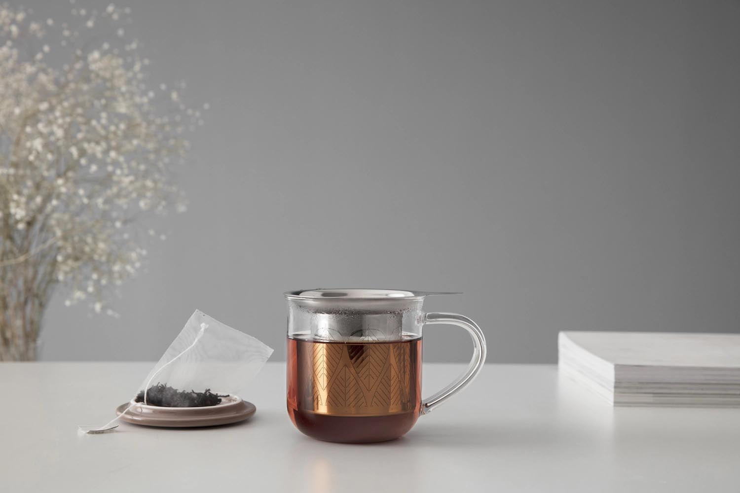 Elegante 400ml Teetasse aus braunem Borosilikatglas mit integriertem Infuser. Perfekt für stilvollen Teegenuss und modernes Design.