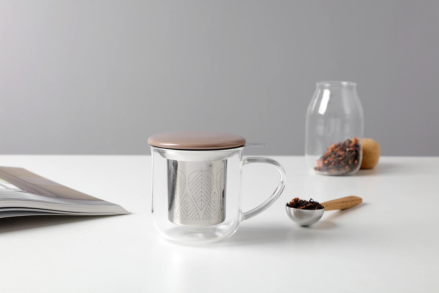 Stilvolle Teetasse aus braunem Borosilikatglas, 400ml, mit praktischem Infuser. Ideal für modernen Teegenuss und elegantes Design.