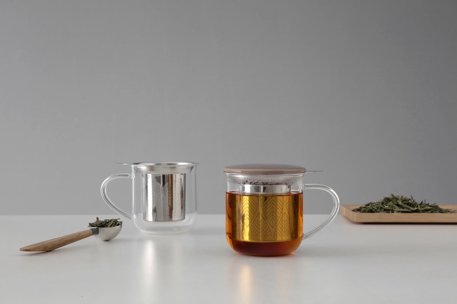 Elegante 400ml Teetasse aus braunem Borosilikatglas mit integriertem Infuser. Perfekt für stilvollen Teegenuss und modernes Design.