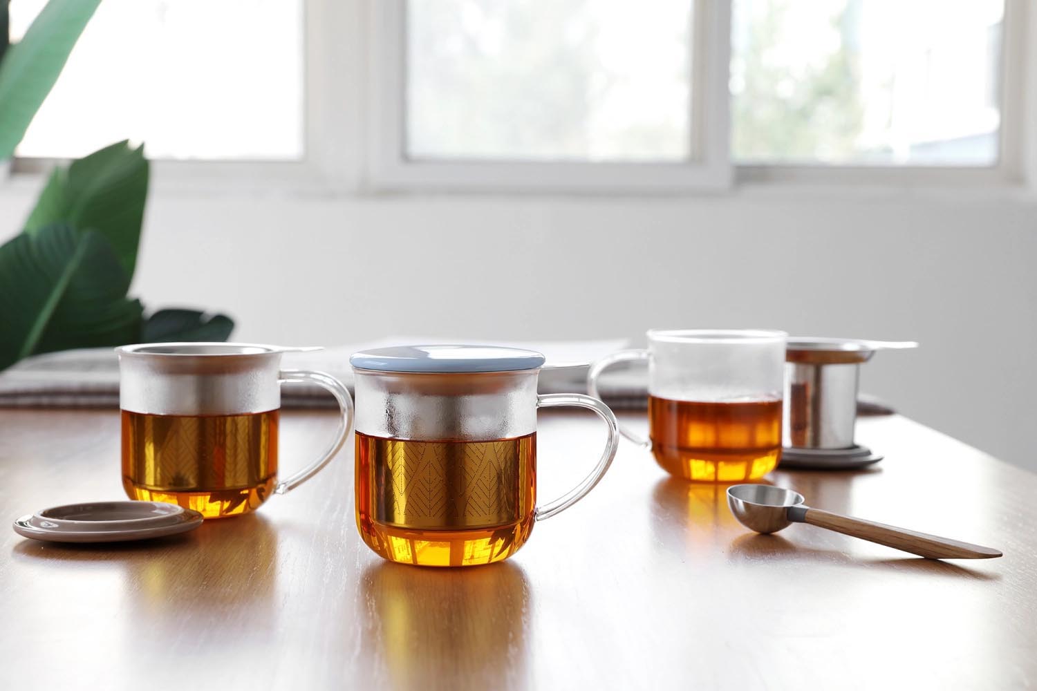 Elegante Teetasse 400ml aus hellblauem Borosilikatglas mit integriertem Infuser von Viva, perfekt für stilvollen Teegenuss.