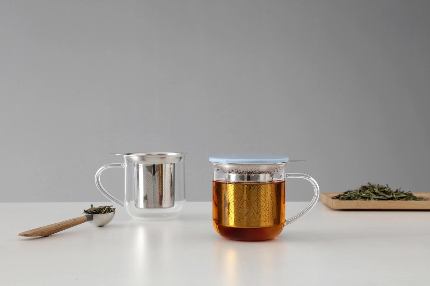 Stilvolle 400ml Teetasse aus hellblauem Borosilikatglas mit Infuser von Viva, ideal für Teeliebhaber und modernes Design.