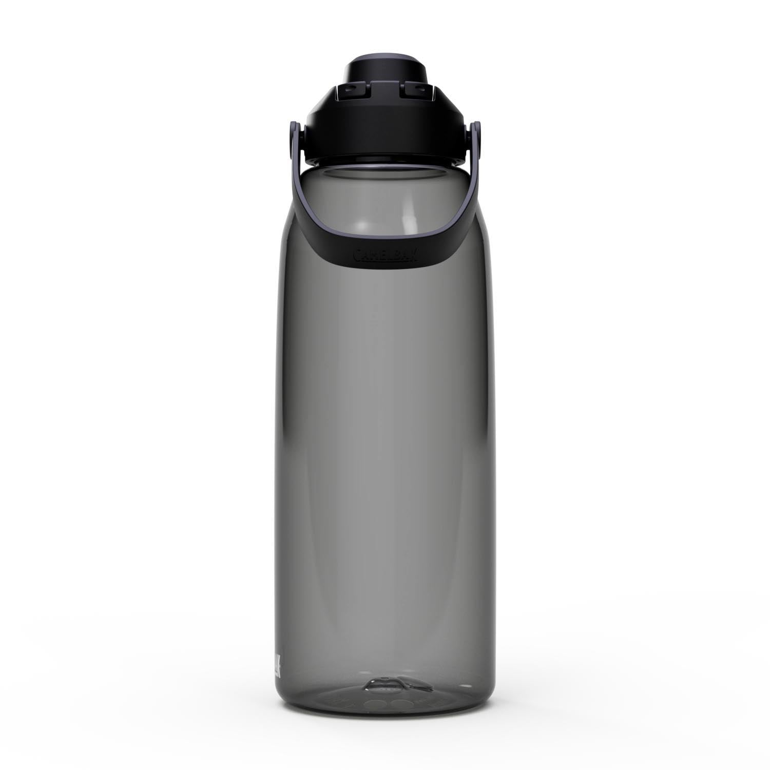 Die Camelbak Thrive Chug 1.5L Flasche in Charcoal ist ideal für unterwegs, mit robustem Design und praktischer Trinköffnung.