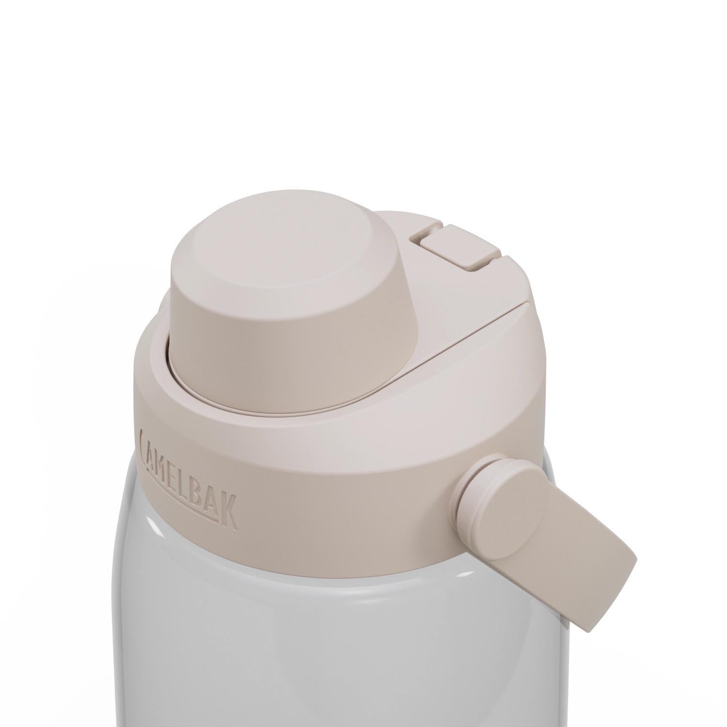 Die CamelBak Thrive Chug 1.0L Flasche kombiniert robustes Design mit klarem Material und einem praktischen Chug-Verschluss für unterwegs.