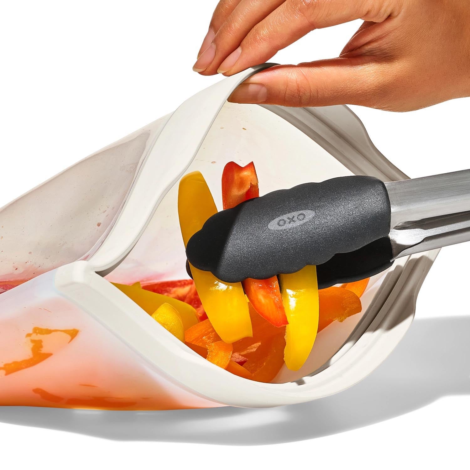 Die OXO Good Grips Silikon-Aufbewahrungstasche (332ml) ist ideal für Lebensmittel, auslaufsicher, langlebig und nachhaltig einsetzbar.