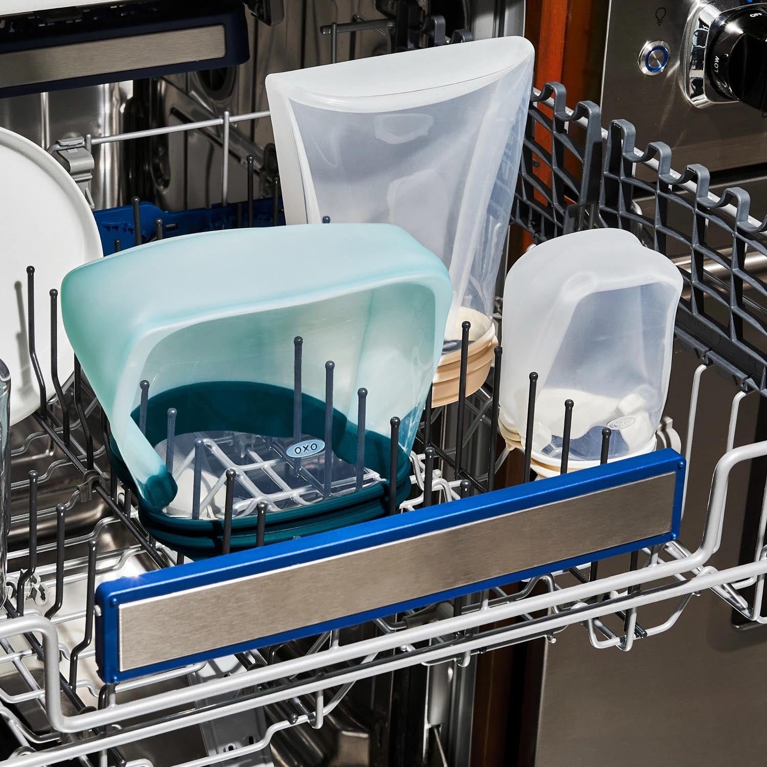 Die OXO Good Grips Silikon-Aufbewahrungstasche (946ml) ist ideal für Lebensmittel, auslaufsicher, wiederverwendbar und langlebig.