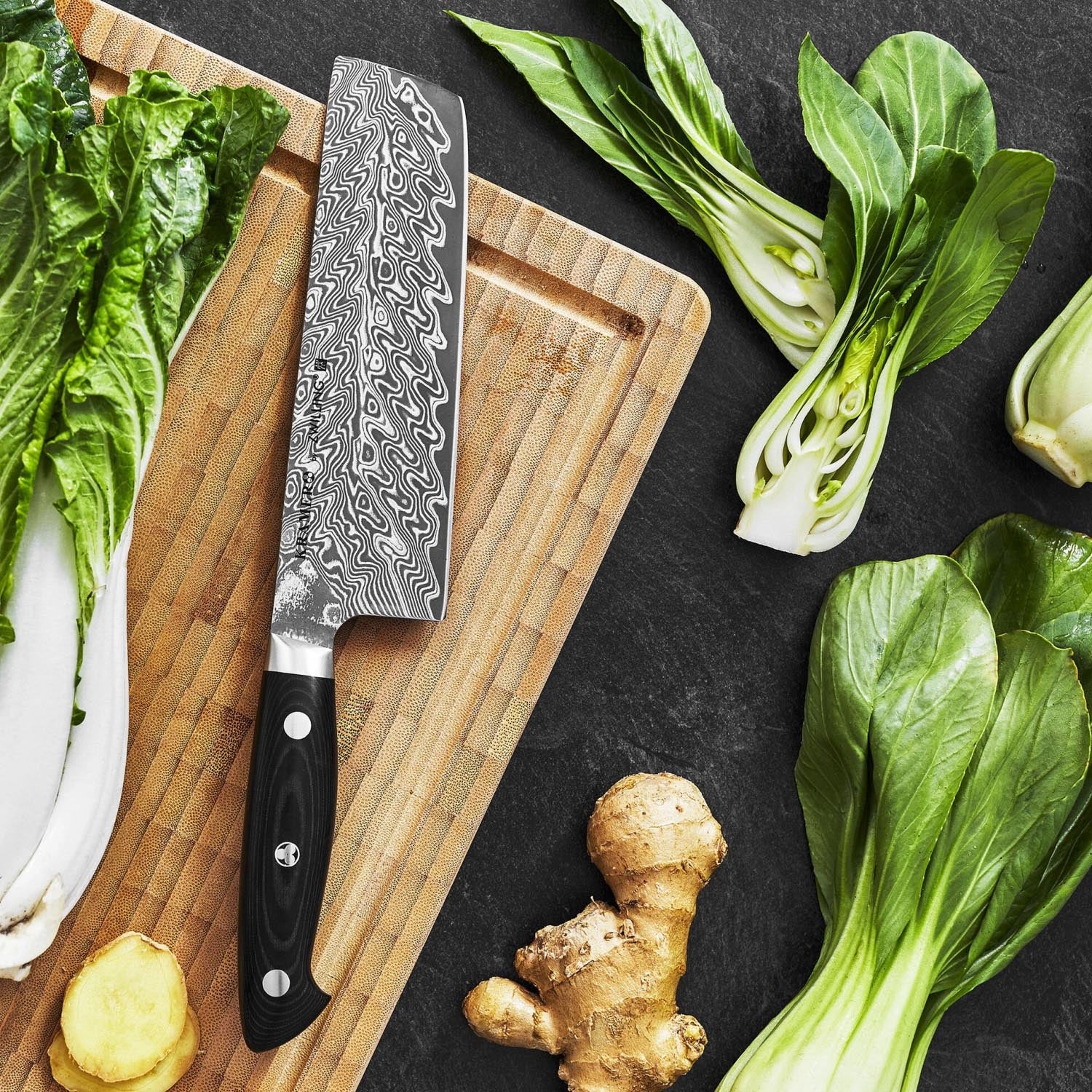 Das Kramer Euro Stainless Nakiri 17cm von Zwilling ist ein hochwertiges Edelstahlmesser, ideal für präzises Schneiden von Gemüse.