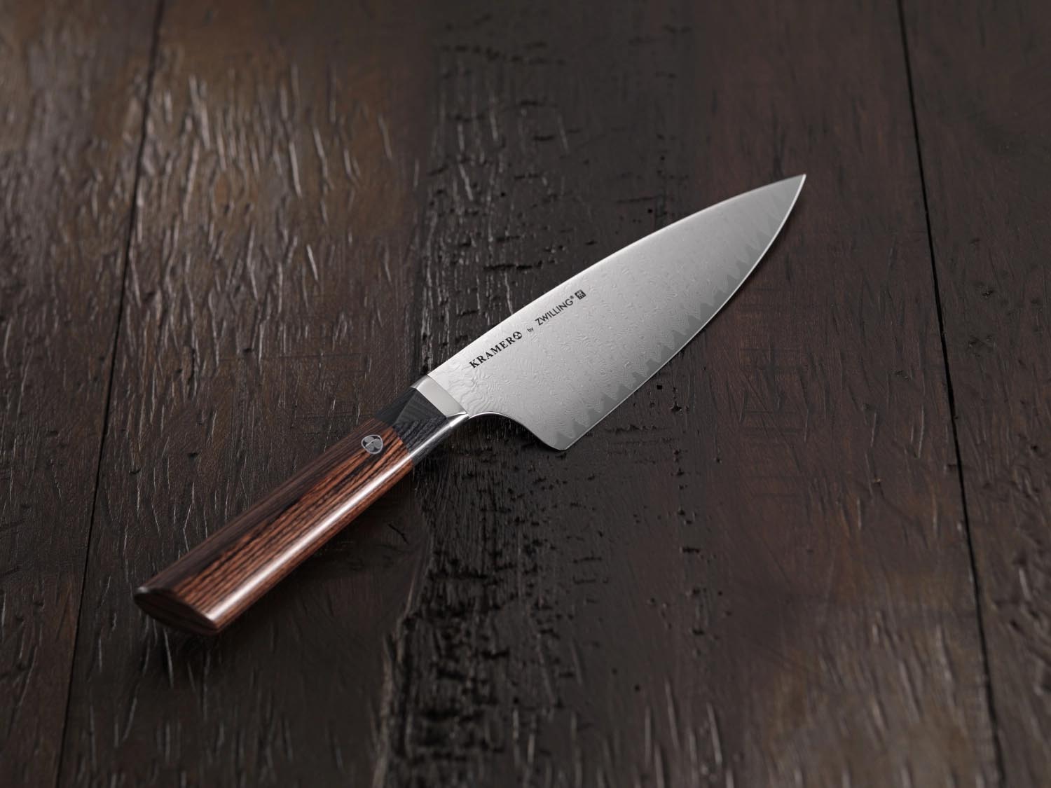 Das Zwilling Kramer Meiji Tranchiermesser 23cm vereint Präzision und Stil, perfekt für exakte Schnitte in der Küche.