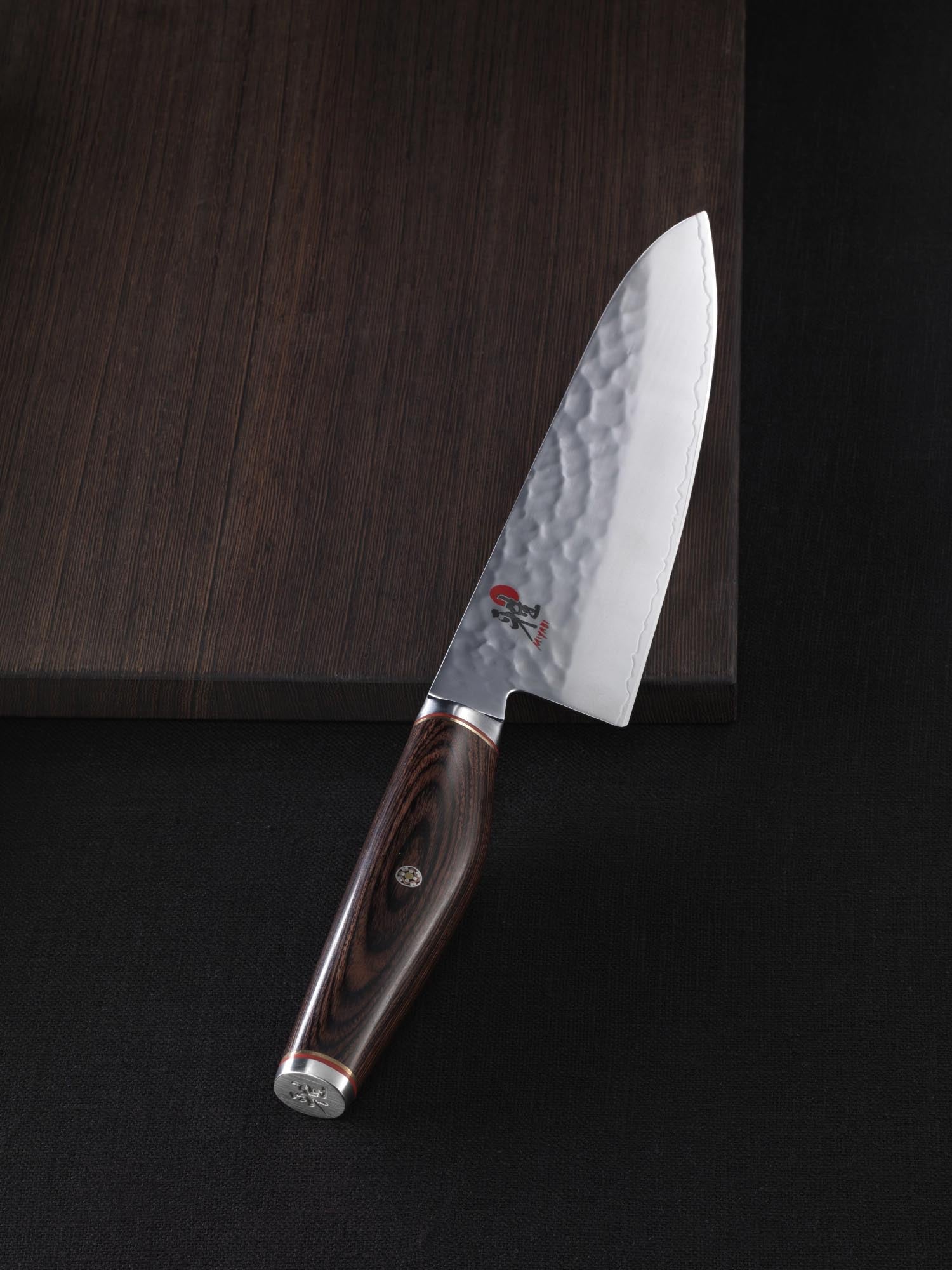Das 6000 MCT Santoku 14cm von Miyabi ist ein elegantes Küchenmesser mit scharfer Klinge, ideal für präzises Schneiden und vielseitige Anwendungen.