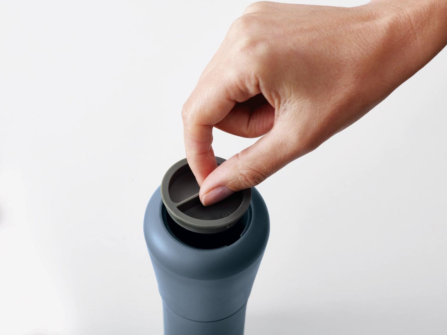 Stilvolles 2er Set Salz- und Pfeffermühlen von Joseph Joseph, 16,9 cm hoch, 7 cm Durchmesser, in der Farbe Sky, modernes Design.