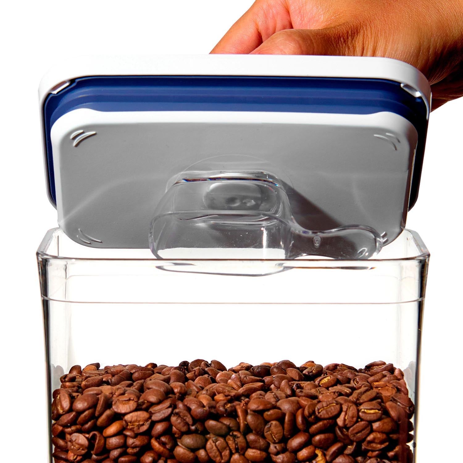 Praktisches OXO Good Grips POP Container Set mit 3 luftdichten Behältern (0.6l, 1.6l, 2.6l) und Messlöffel, ideal für die Küche.