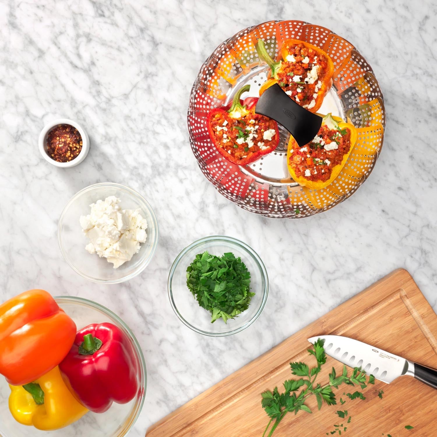 Der OXO Good Grips Edelstahl-Dampfgarer mit ausziehbarem Griff ist ideal für gesundes Kochen in verschiedenen Topfgrössen.