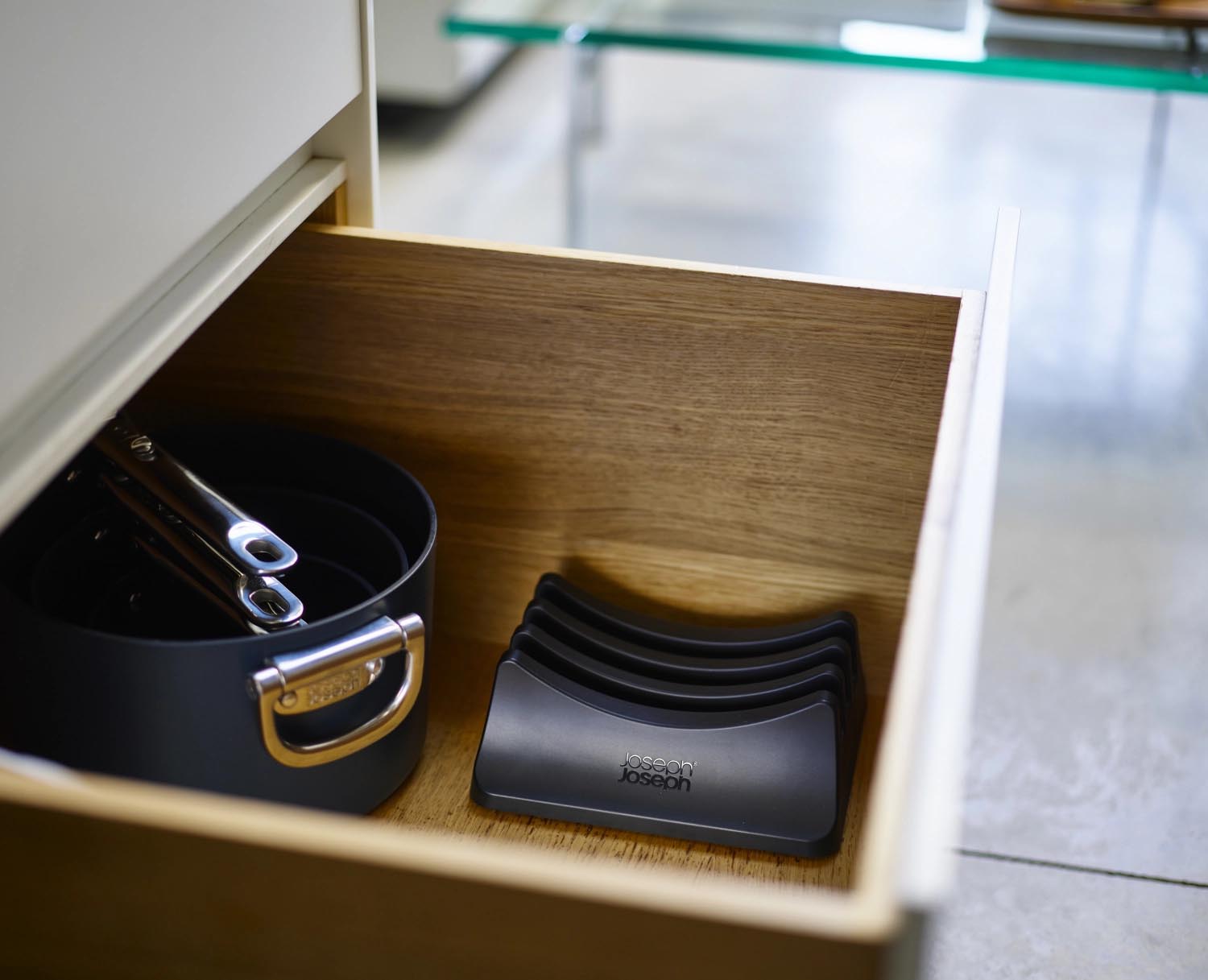 Kompakter Pfannendeckelhalter aus langlebigem ABS, Masse 20x16.5x7.5 cm, von Joseph Joseph. Perfekt für eine aufgeräumte Küche.