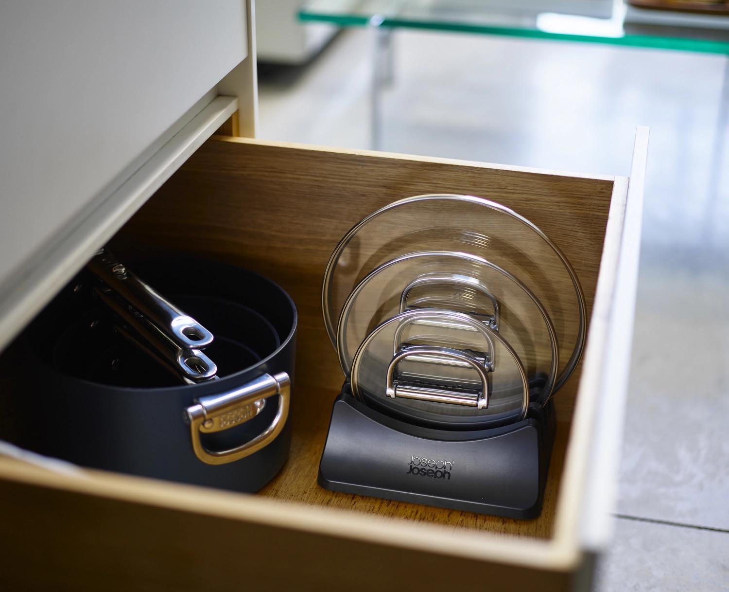 Praktischer Pfannendeckelhalter aus robustem ABS, Masse 20x16.5x7.5 cm, von Joseph Joseph. Ideal für eine ordentliche Küchenorganisation.