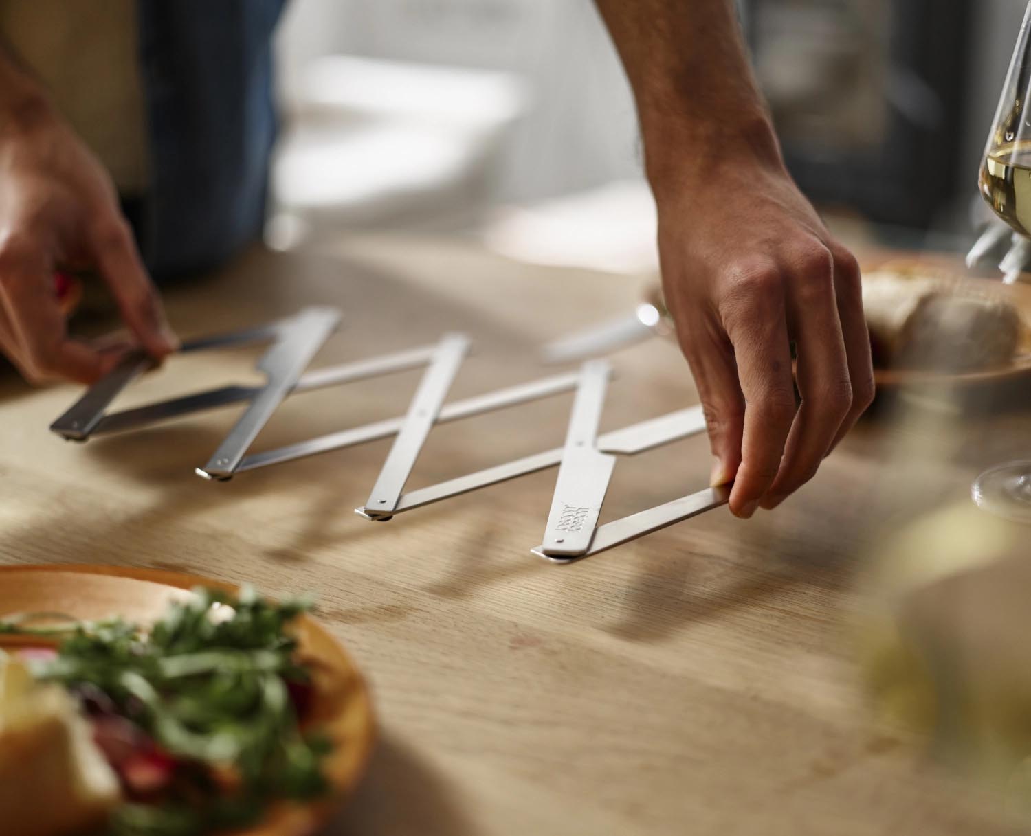 Moderner und platzsparender Topfuntersetzer aus Edelstahl von Joseph Joseph, ideal für stilvolle und funktionale Küchen.