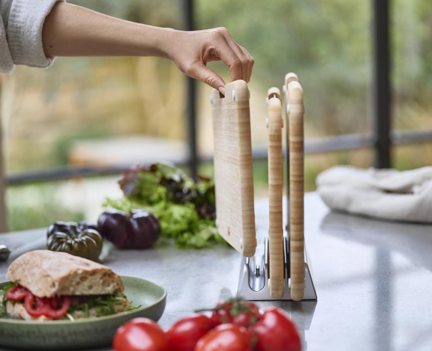 Praktisches 3er Set aus Bambus-Schneidbrettern mit Halterung von Joseph Joseph. Hygienisch, stabil und stilvoll für jede Küche.