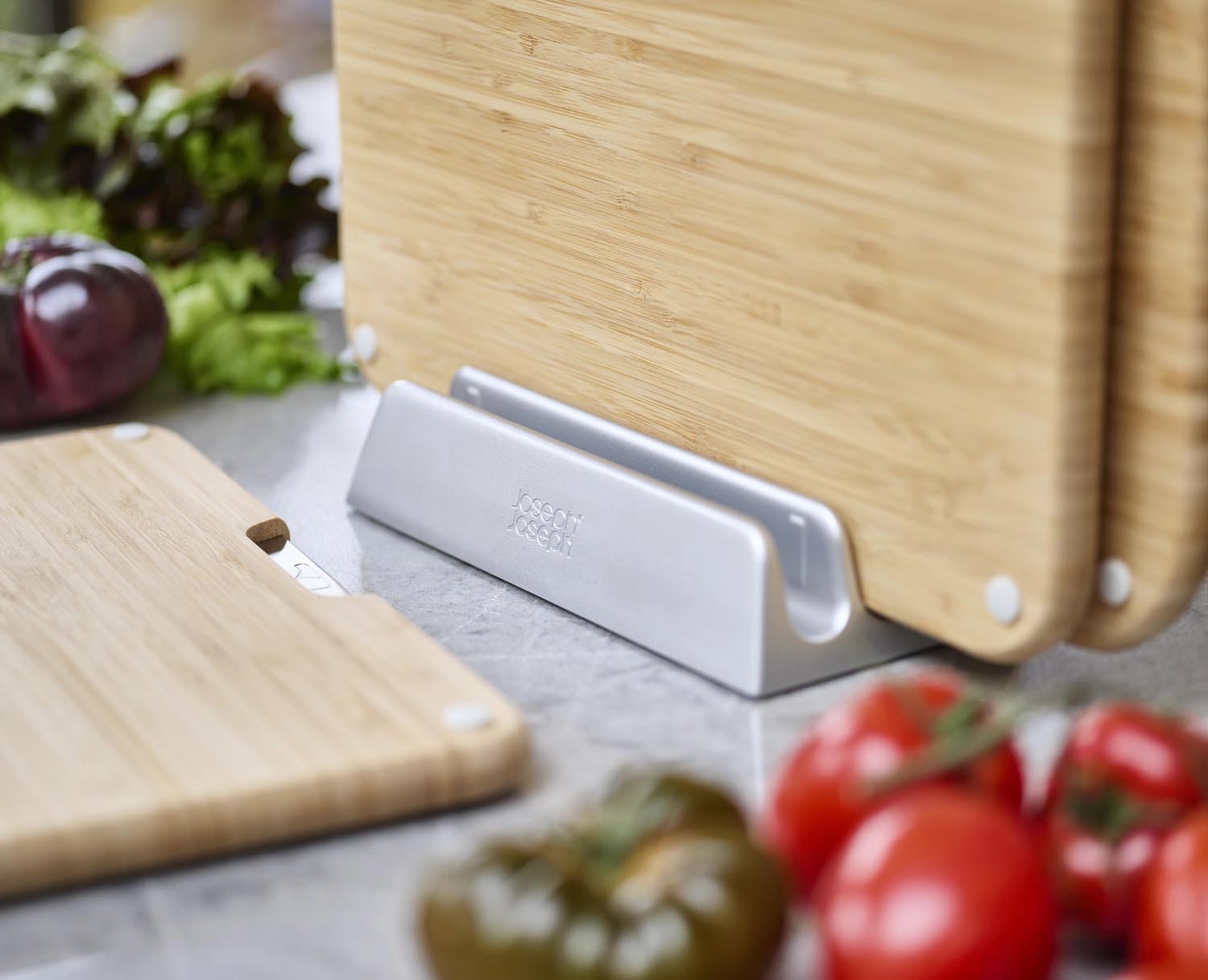 Entdecken Sie das 3er Set Nest Boards von Joseph Joseph: Hochwertige Bambus-Schneidbretter mit Halterung für hygienisches Kochen und modernes Design.