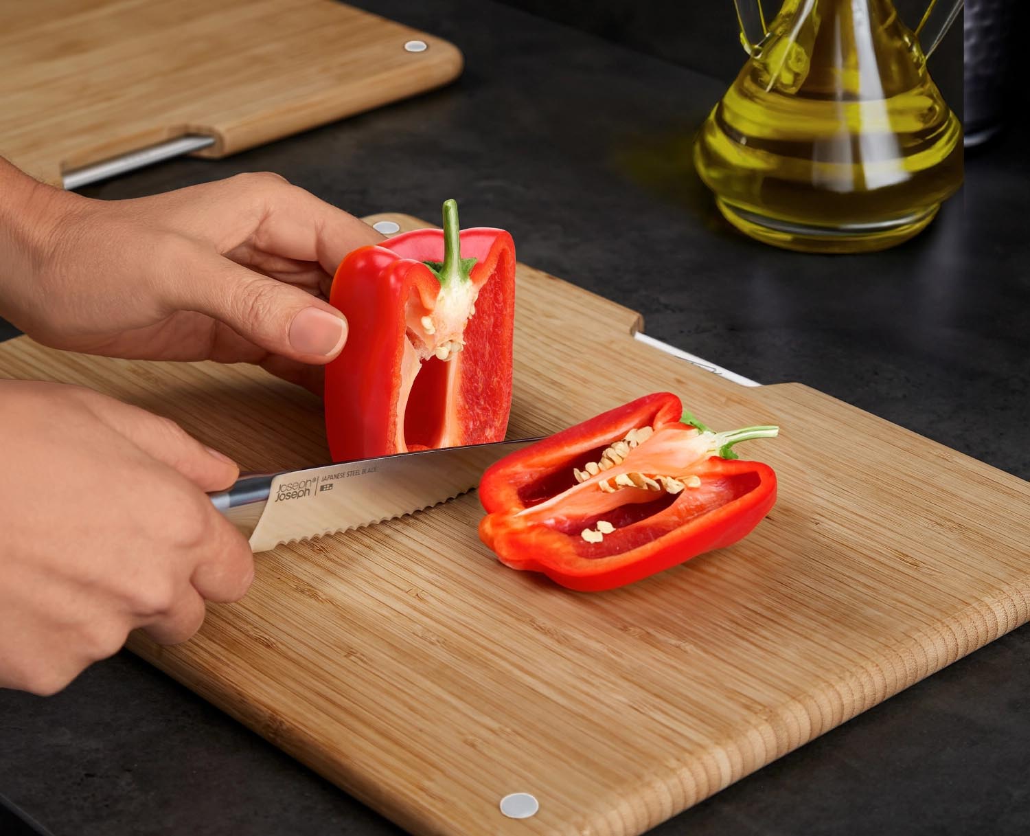 Entdecken Sie das 3er Set Nest Boards von Joseph Joseph: Stilvolle, langlebige Bambus-Schneidbretter mit praktischem Halter für hygienisches Kochen.